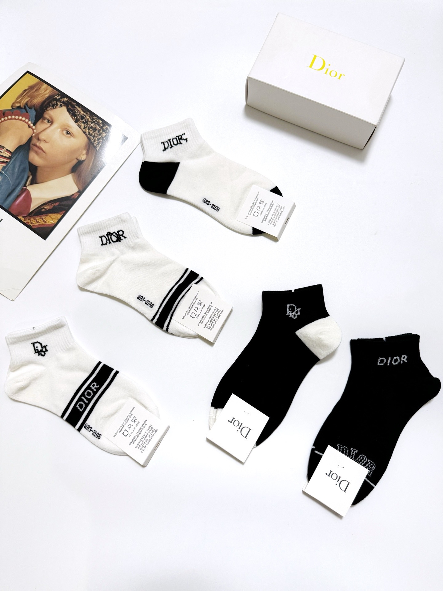  配包装
🌟【一盒5 双】
 🌟Dior 迪奥 经典字母logo 纯棉短袜   ，ins超火爆短袜，纯棉