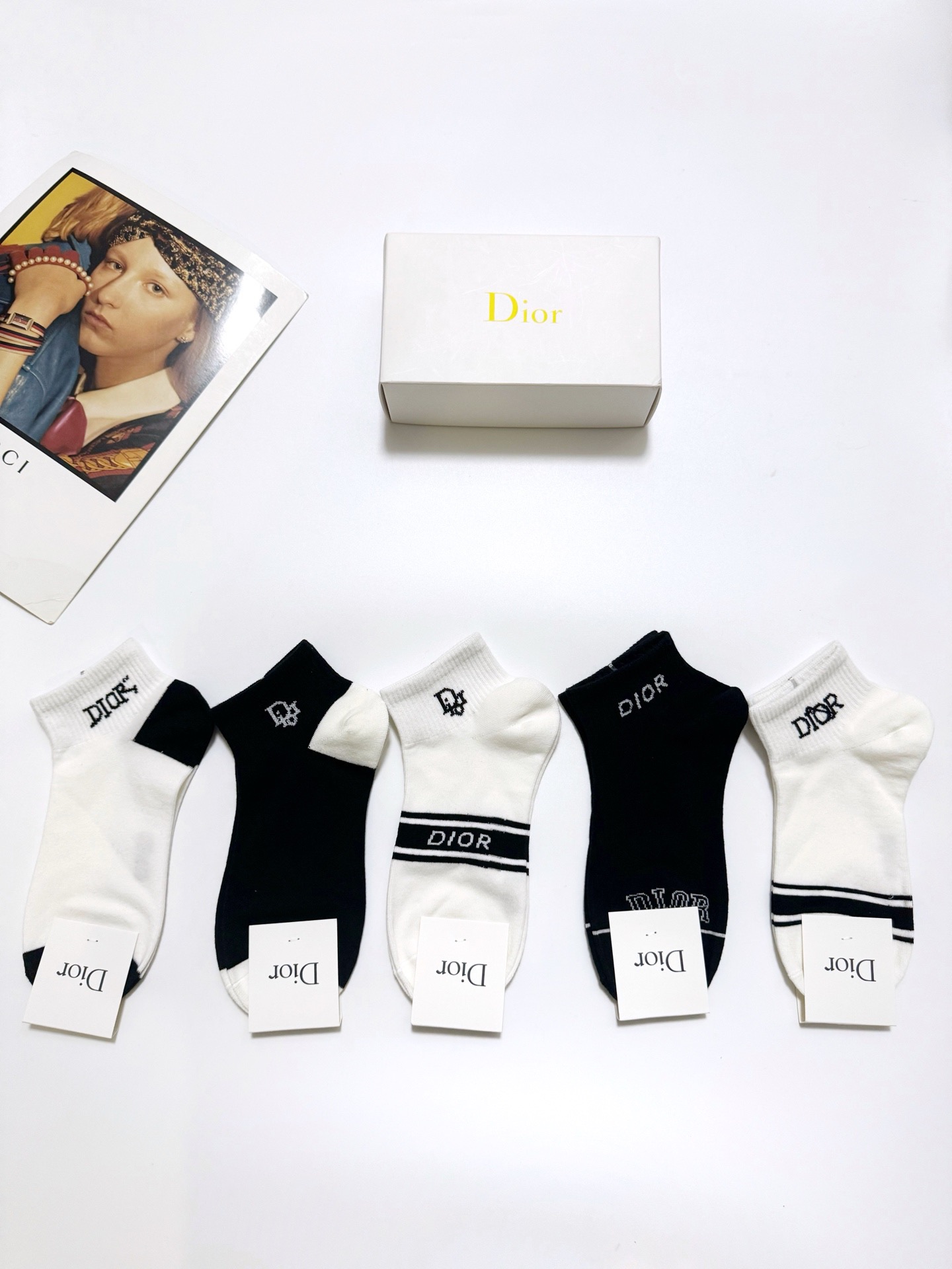  配包装
🌟【一盒5 双】
 🌟Dior 迪奥 经典字母logo 纯棉短袜   ，ins超火爆短袜，纯棉