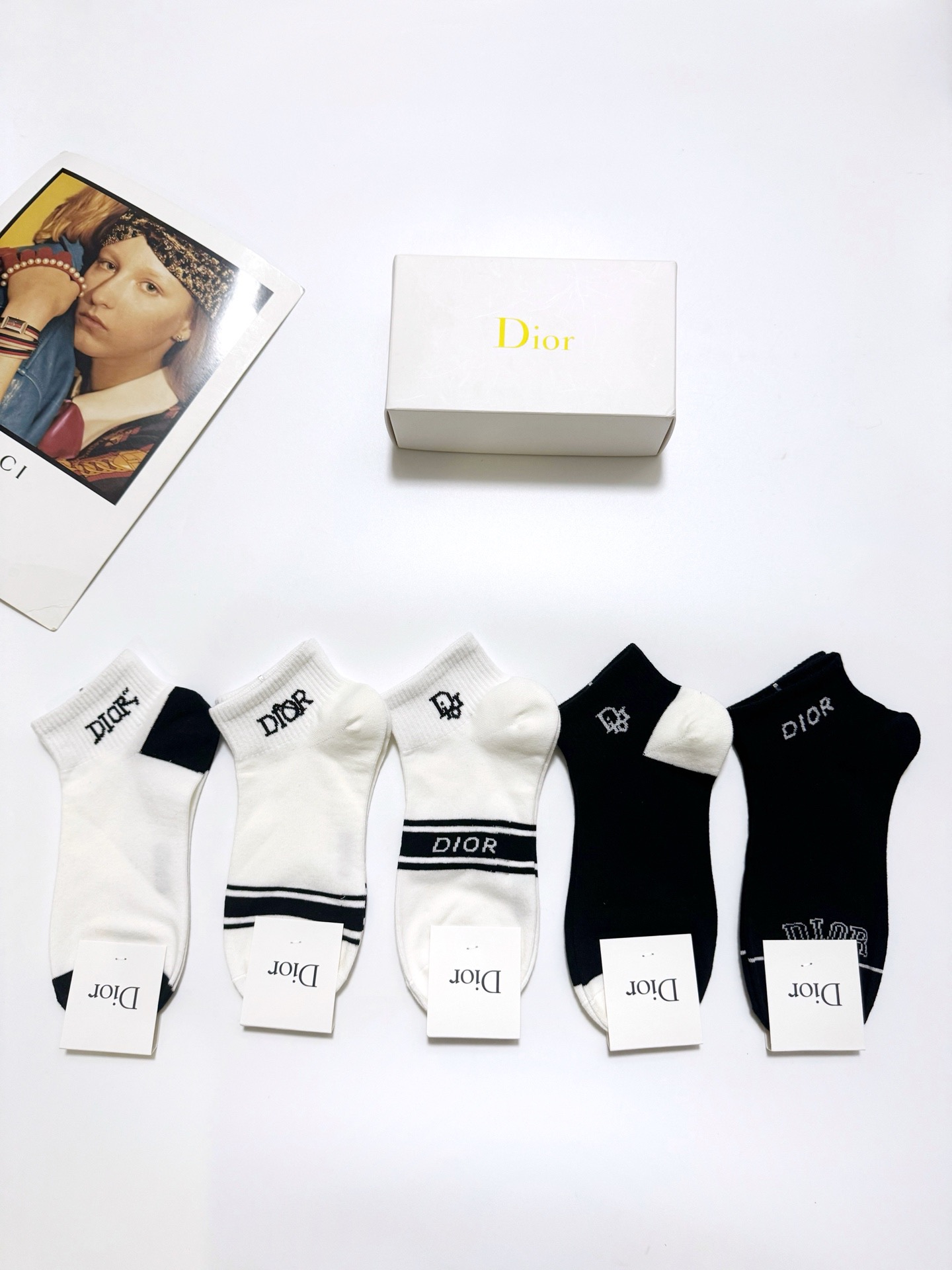  配包装
🌟【一盒5 双】
 🌟Dior 迪奥 经典字母logo 纯棉短袜   ，ins超火爆短袜，纯棉