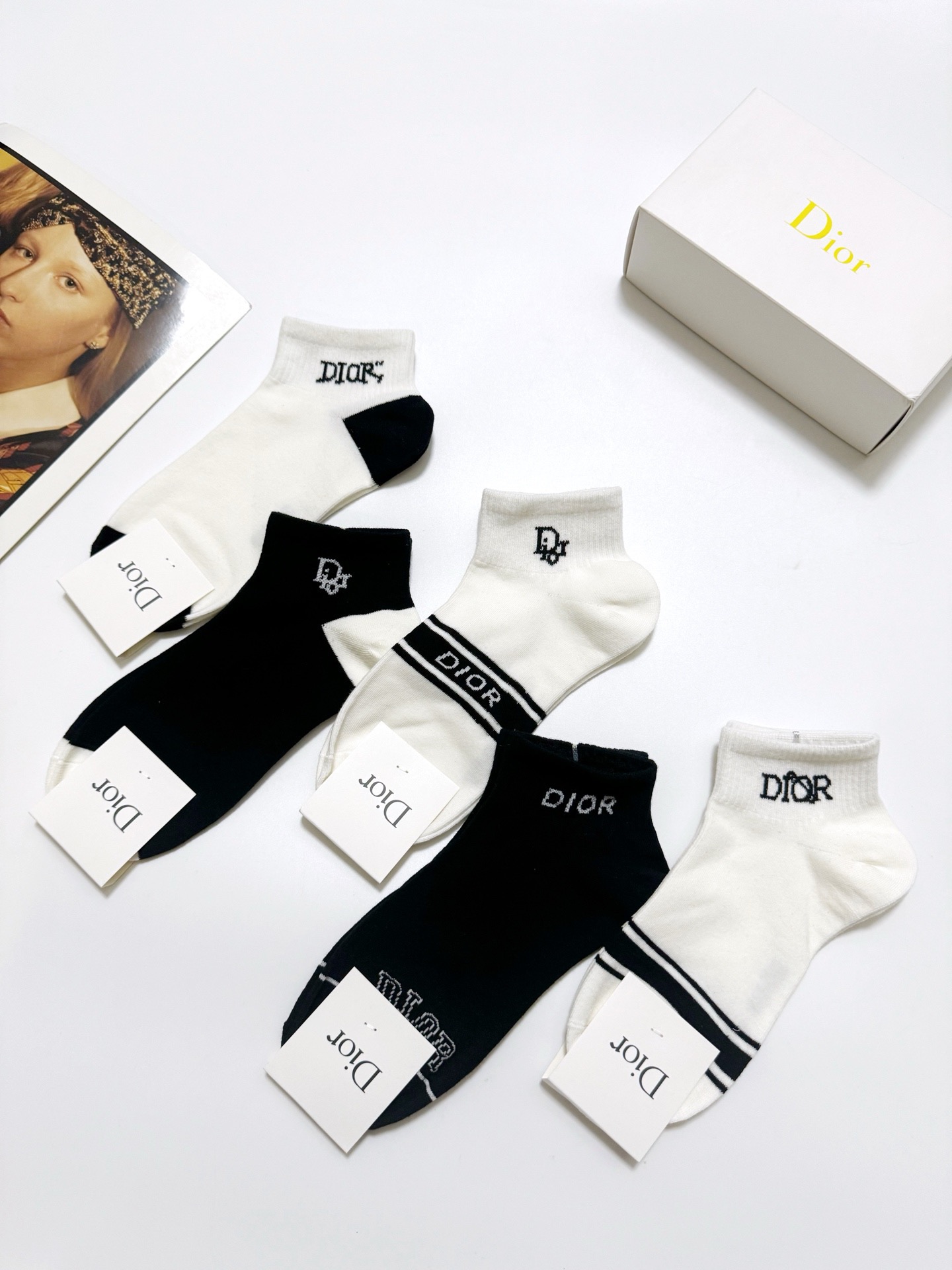  配包装
🌟【一盒5 双】
 🌟Dior 迪奥 经典字母logo 纯棉短袜   ，ins超火爆短袜，纯棉