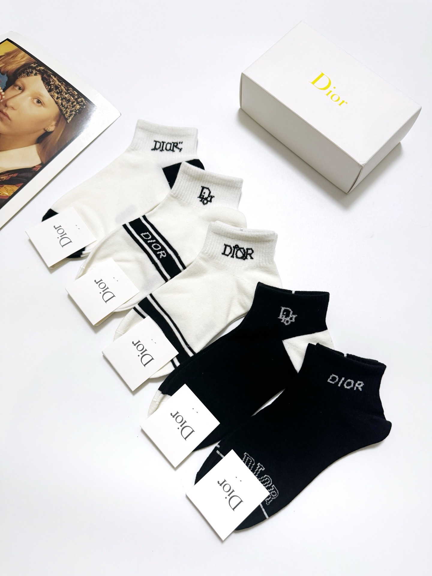  配包装
🌟【一盒5 双】
 🌟Dior 迪奥 经典字母logo 纯棉短袜   ，ins超火爆短袜，纯棉