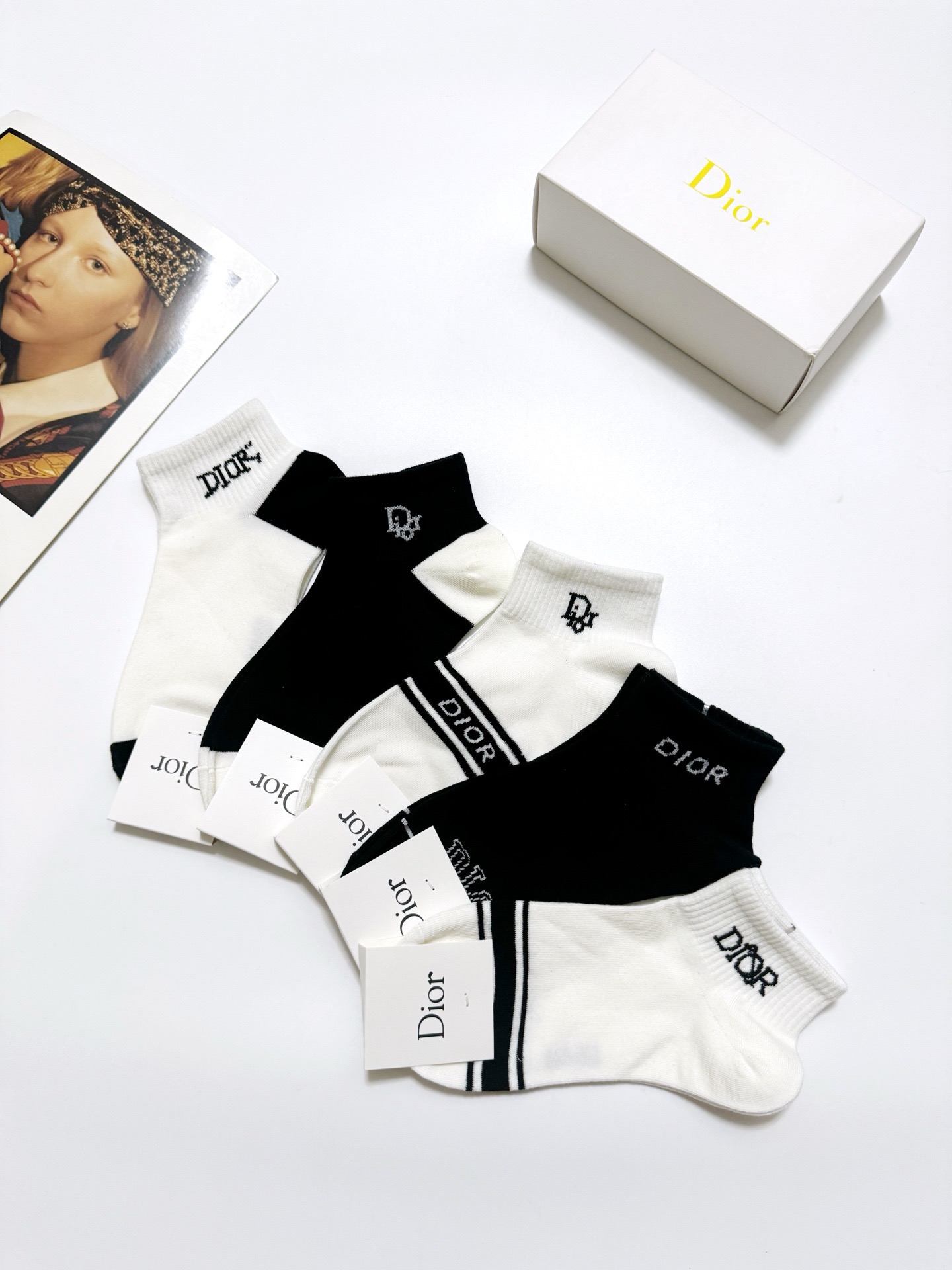  配包装
🌟【一盒5 双】
 🌟Dior 迪奥 经典字母logo 纯棉短袜   ，ins超火爆短袜，纯棉