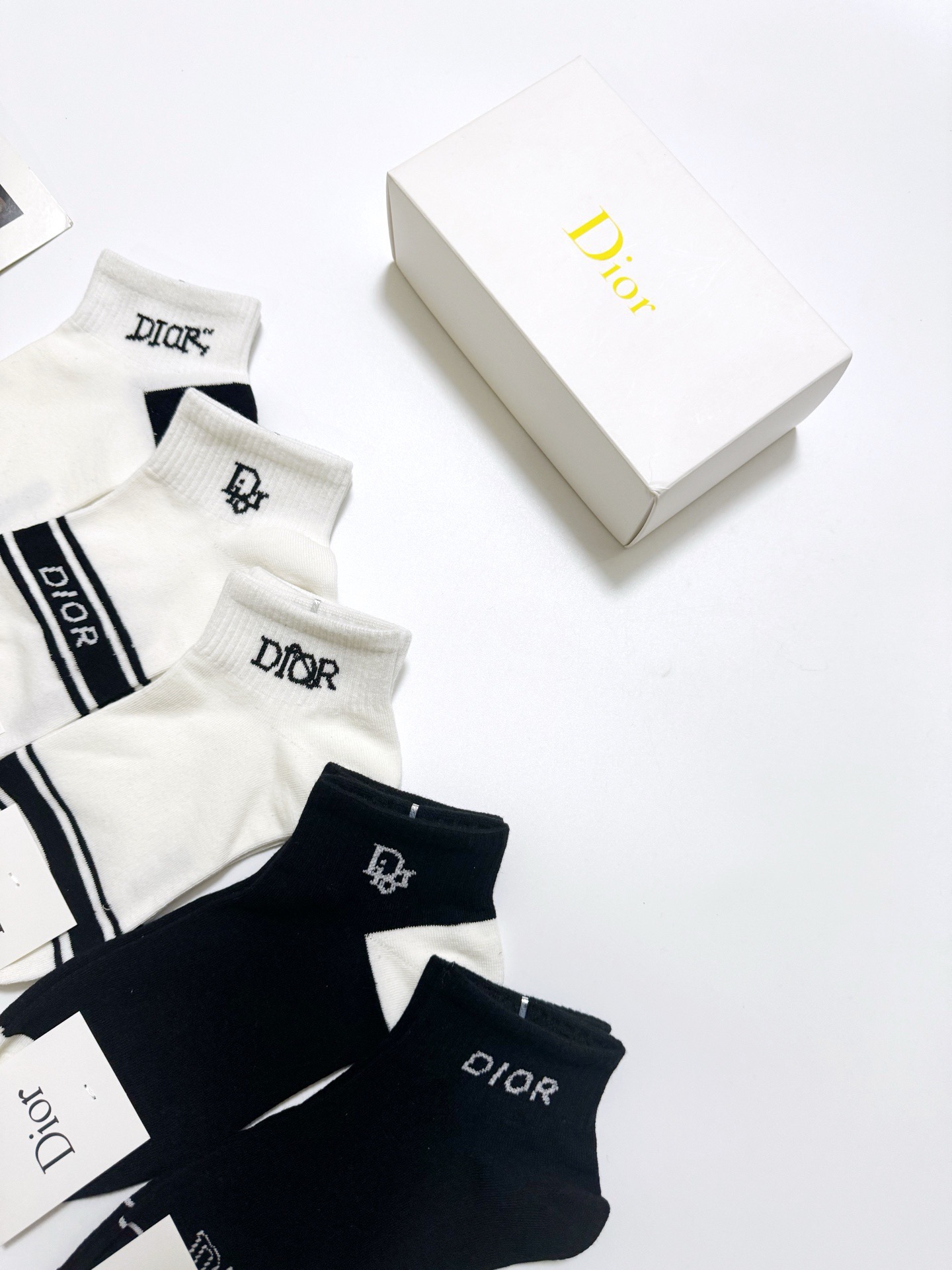  配包装
🌟【一盒5 双】
 🌟Dior 迪奥 经典字母logo 纯棉短袜   ，ins超火爆短袜，纯棉