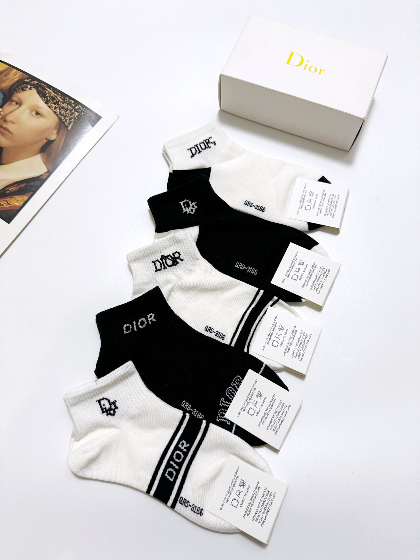  配包装
🌟【一盒5 双】
 🌟Dior 迪奥 经典字母logo 纯棉短袜   ，ins超火爆短袜，纯棉