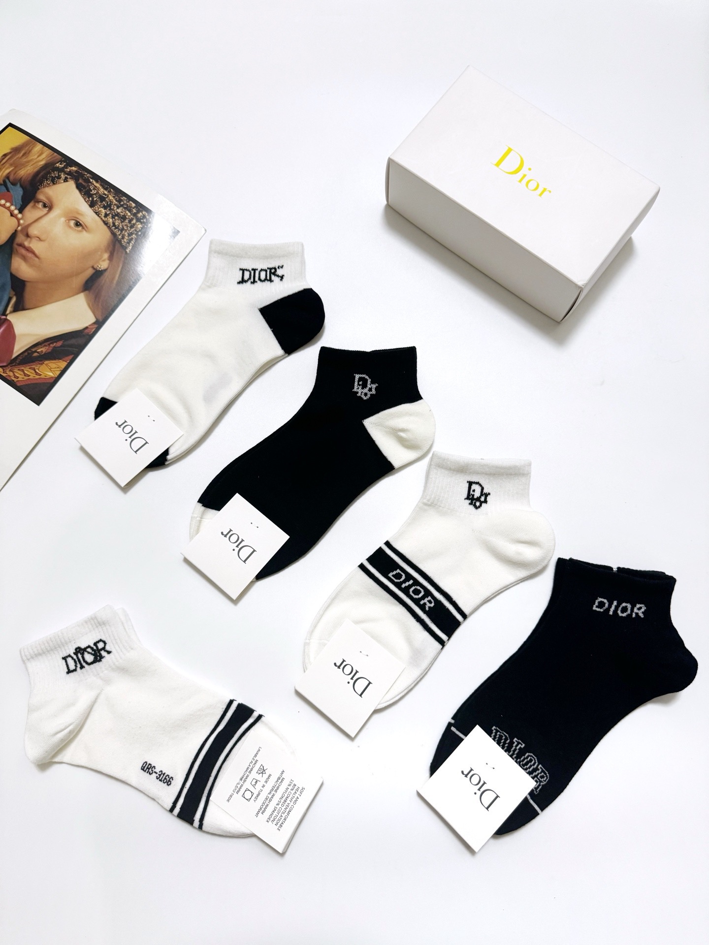  配包装
🌟【一盒5 双】
 🌟Dior 迪奥 经典字母logo 纯棉短袜   ，ins超火爆短袜，纯棉