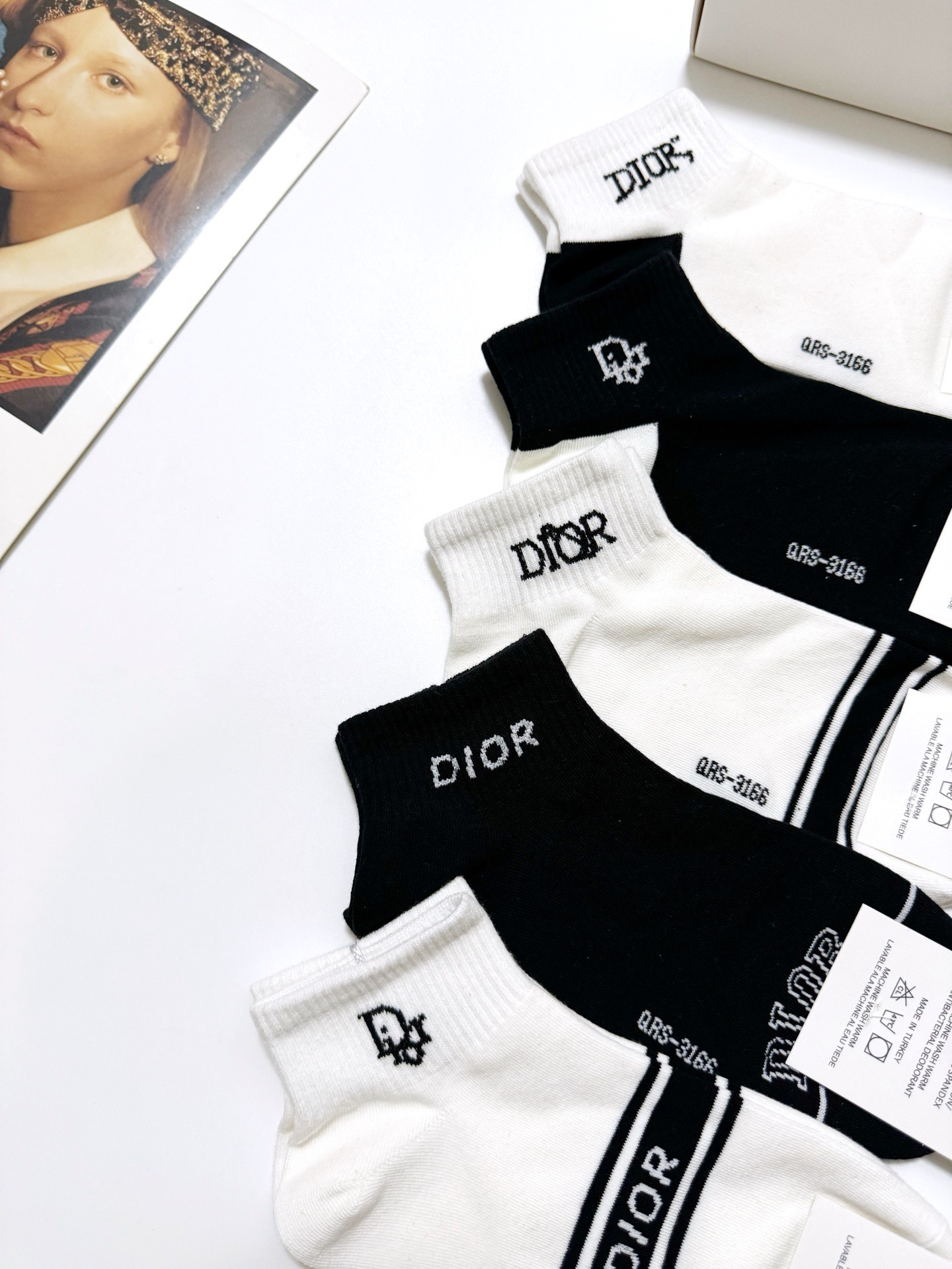  配包装
🌟【一盒5 双】
 🌟Dior 迪奥 经典字母logo 纯棉短袜   ，ins超火爆短袜，纯棉