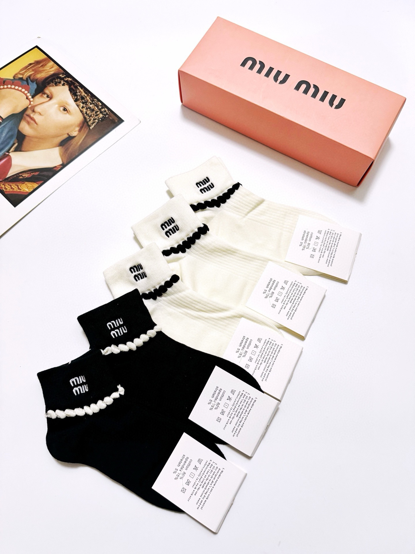  配包装
🌟【一盒5双】
🌟缪缪 miumiu  爆款纯棉短筒袜，韩系花边超百搭大火配色。超完美结合，款