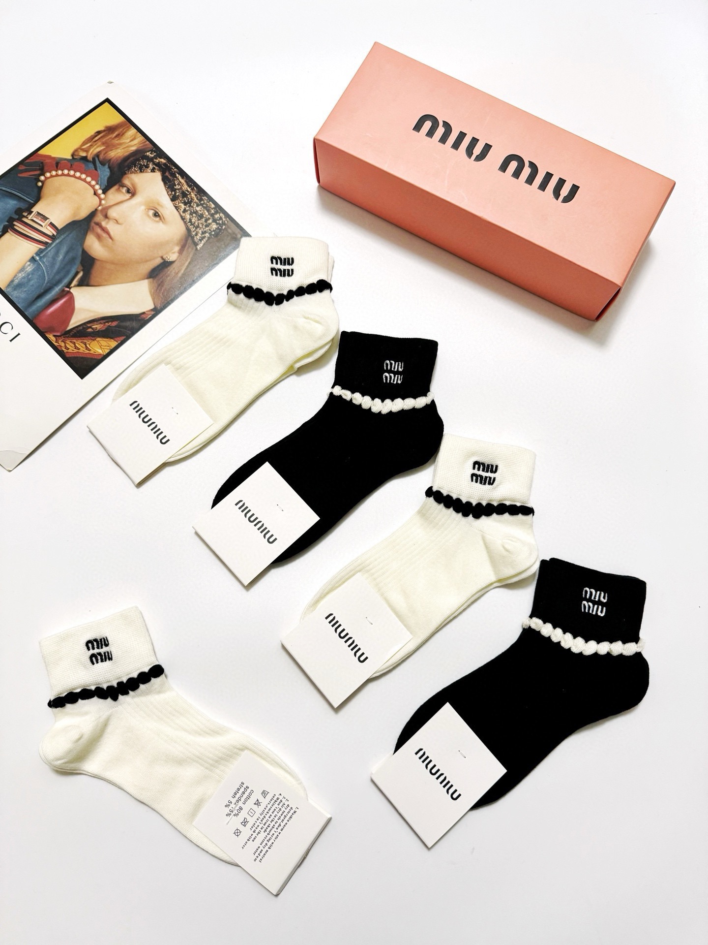  配包装
🌟【一盒5双】
🌟缪缪 miumiu  爆款纯棉短筒袜，韩系花边超百搭大火配色。超完美结合，款
