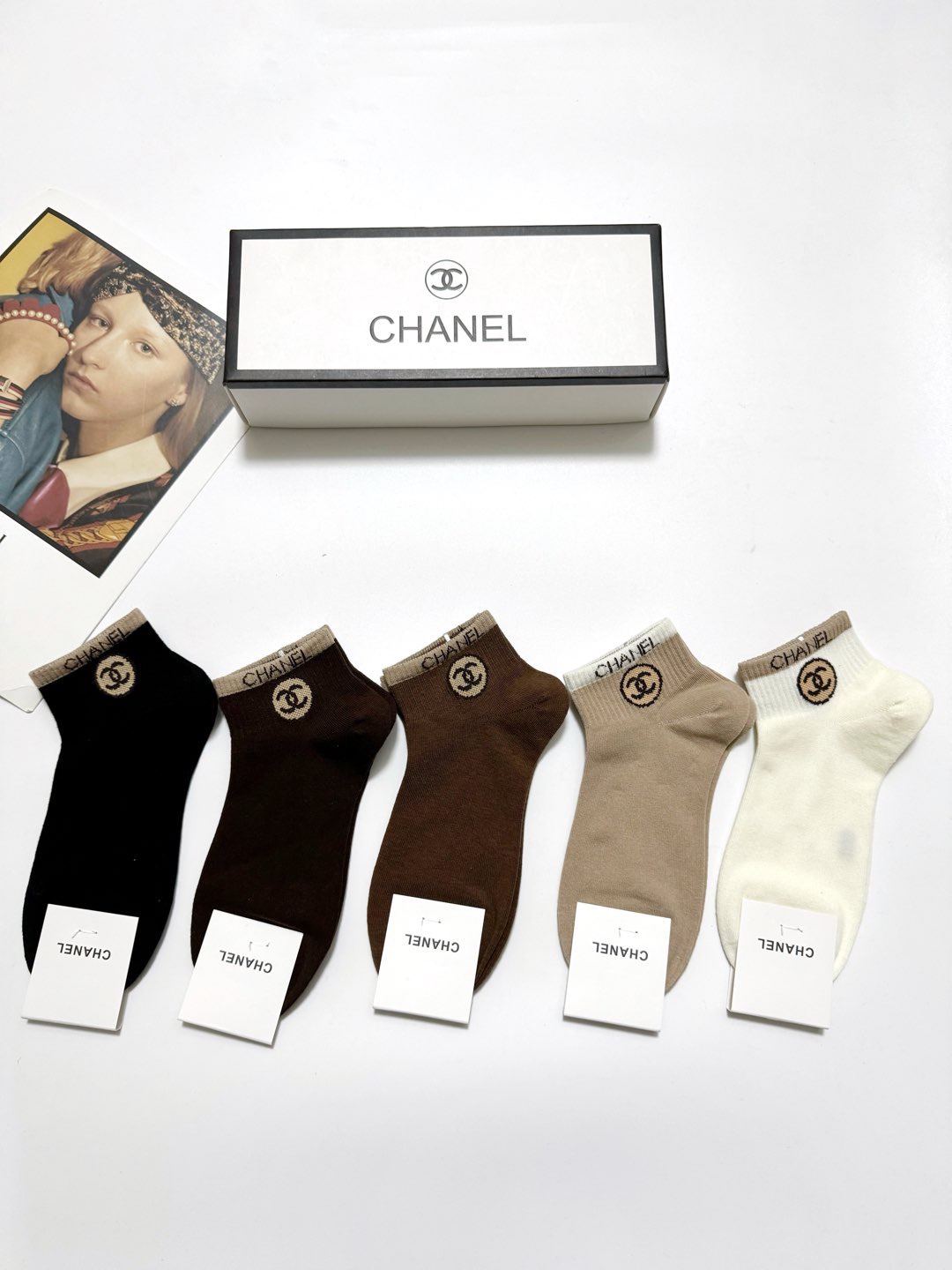  配包装
🌟【一盒5 双】
 🌟Chanel 香奈儿 经典字母logo 纯棉短袜   ，ins超火爆短袜