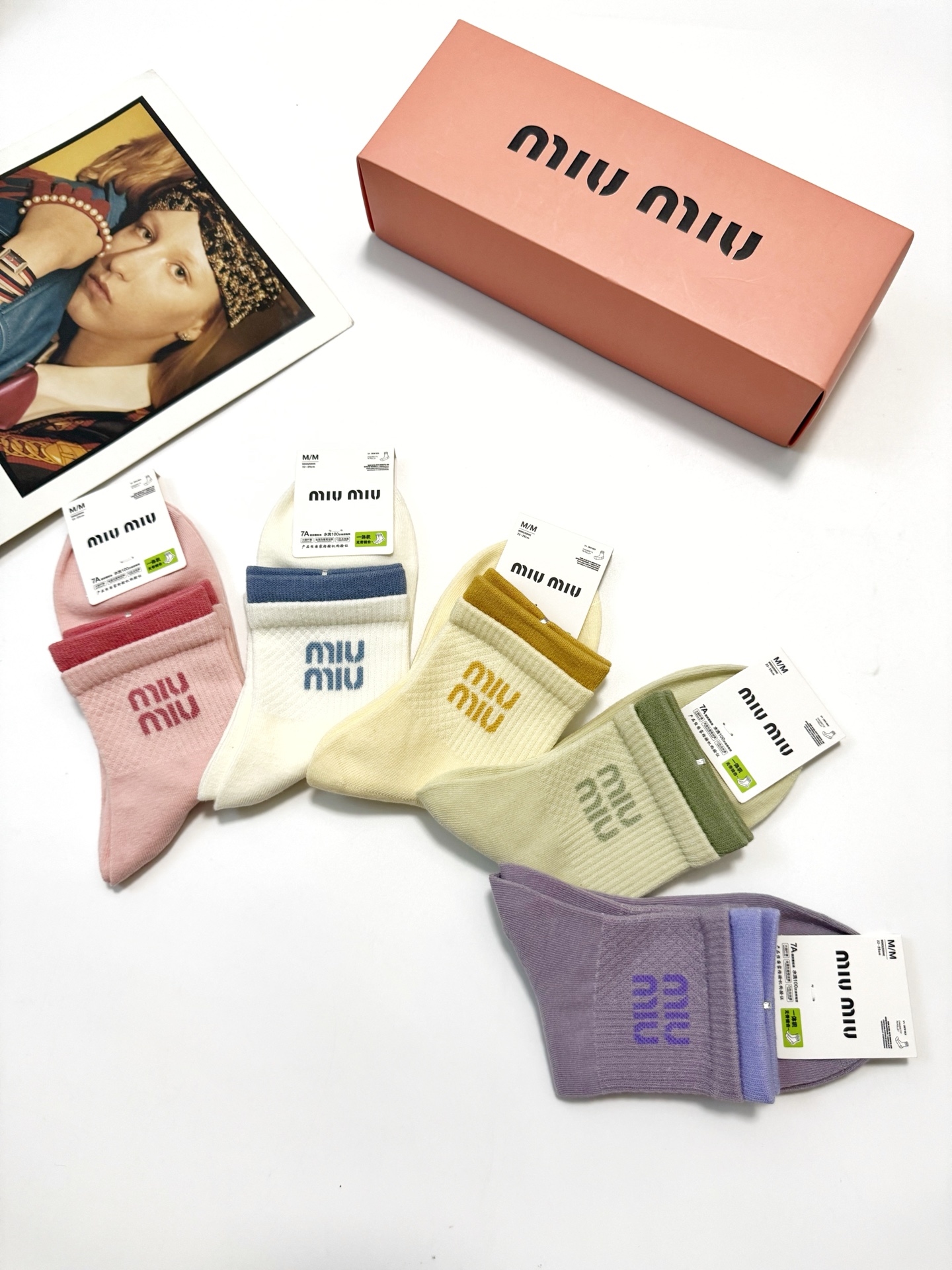  配包装
🌟【一盒5双】
🌟缪缪 miumiu  爆款纯棉短筒袜，韩系超百搭大火配色。超完美结合，款式经