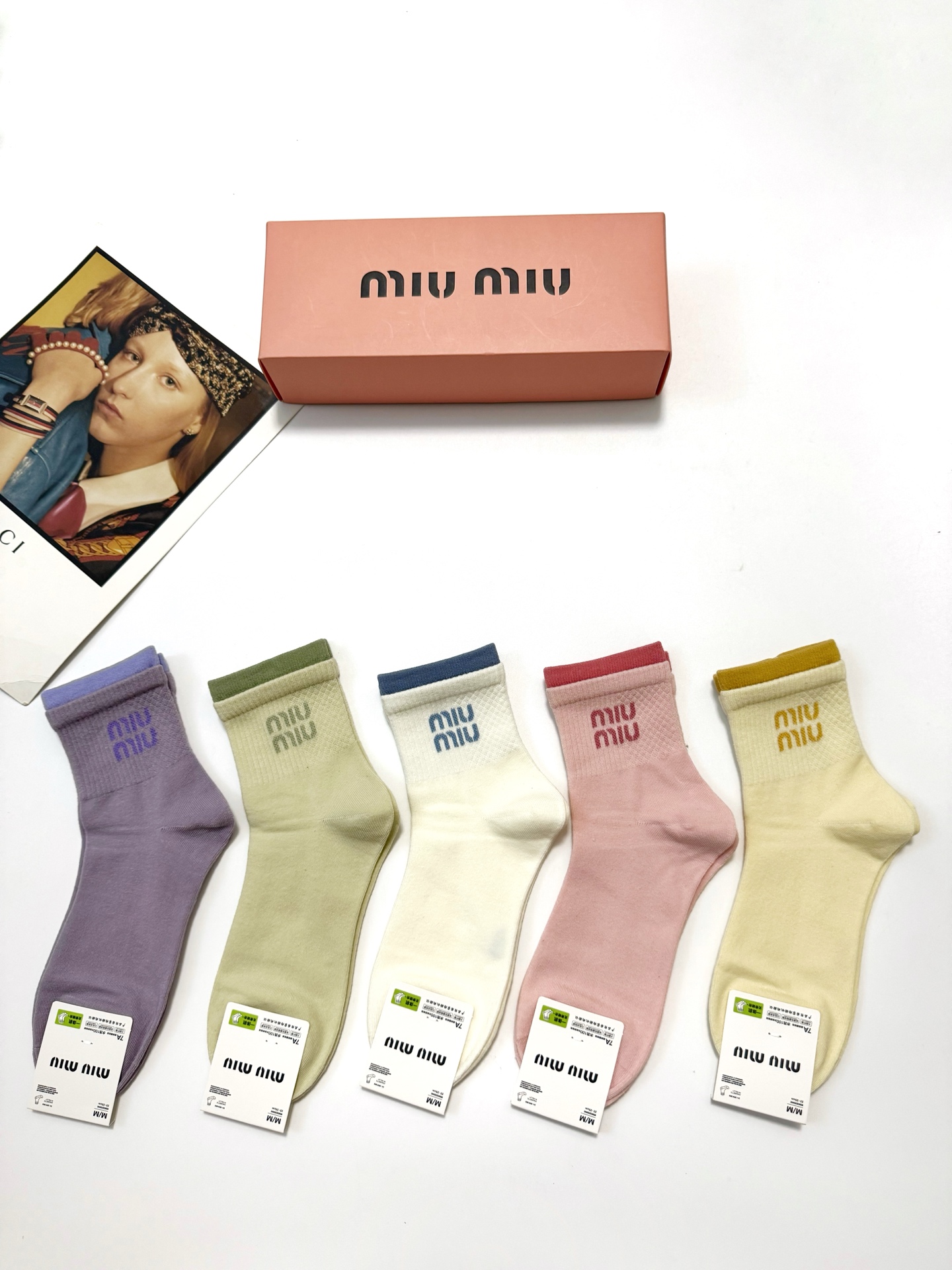  配包装
🌟【一盒5双】
🌟缪缪 miumiu  爆款纯棉短筒袜，韩系超百搭大火配色。超完美结合，款式经