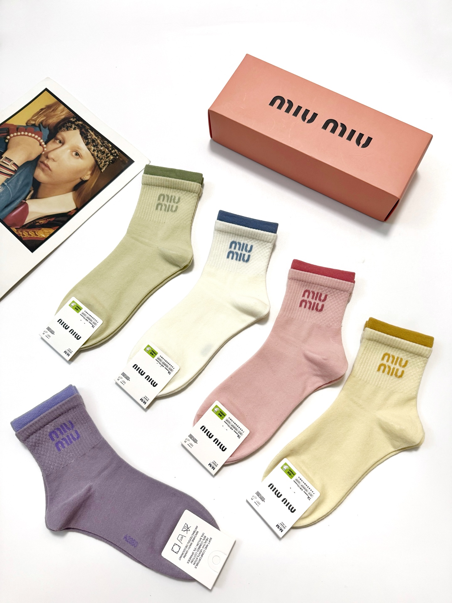  配包装
🌟【一盒5双】
🌟缪缪 miumiu  爆款纯棉短筒袜，韩系超百搭大火配色。超完美结合，款式经