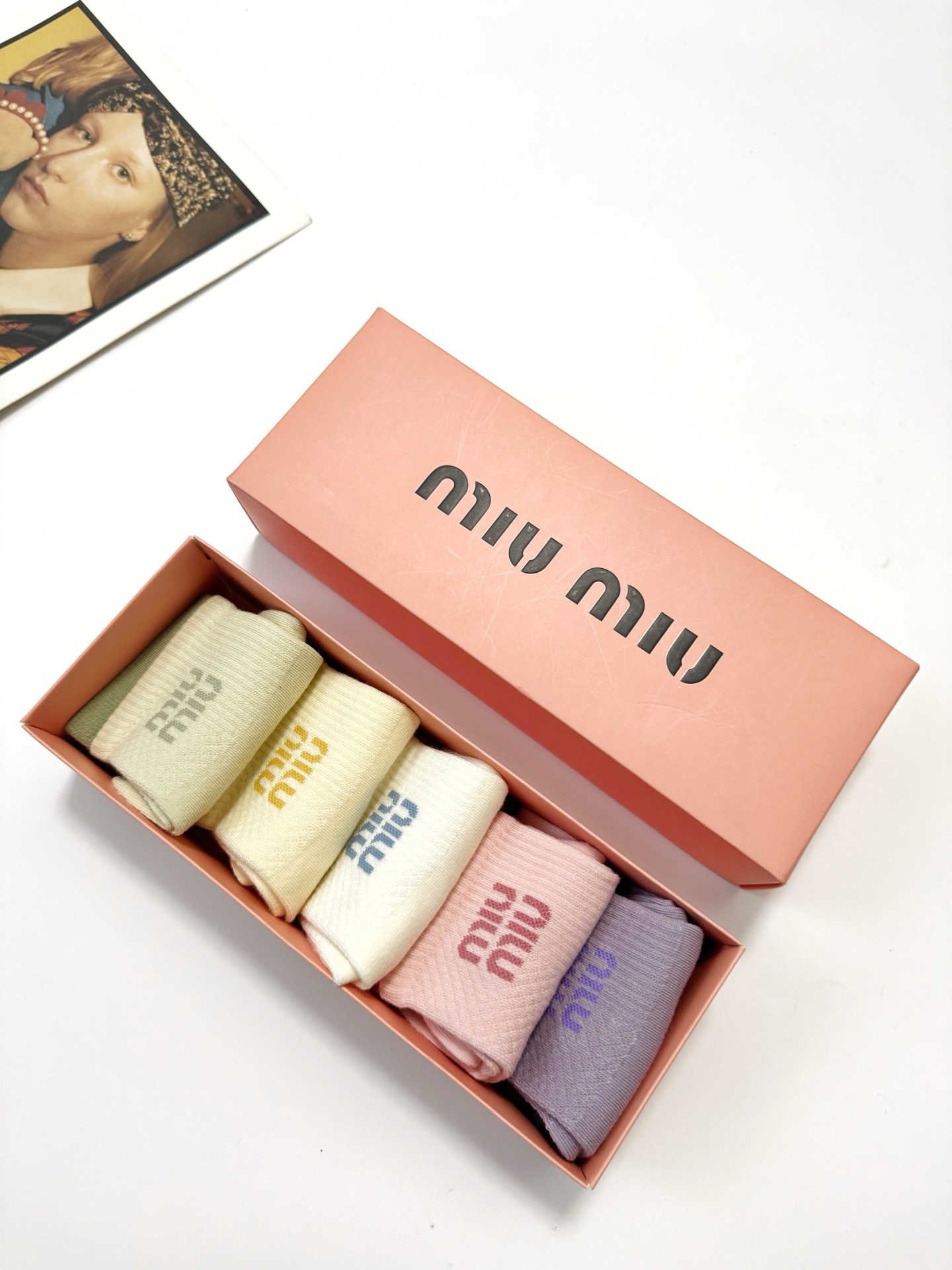  配包装
🌟【一盒5双】
🌟缪缪 miumiu  爆款纯棉短筒袜，韩系超百搭大火配色。超完美结合，款式经