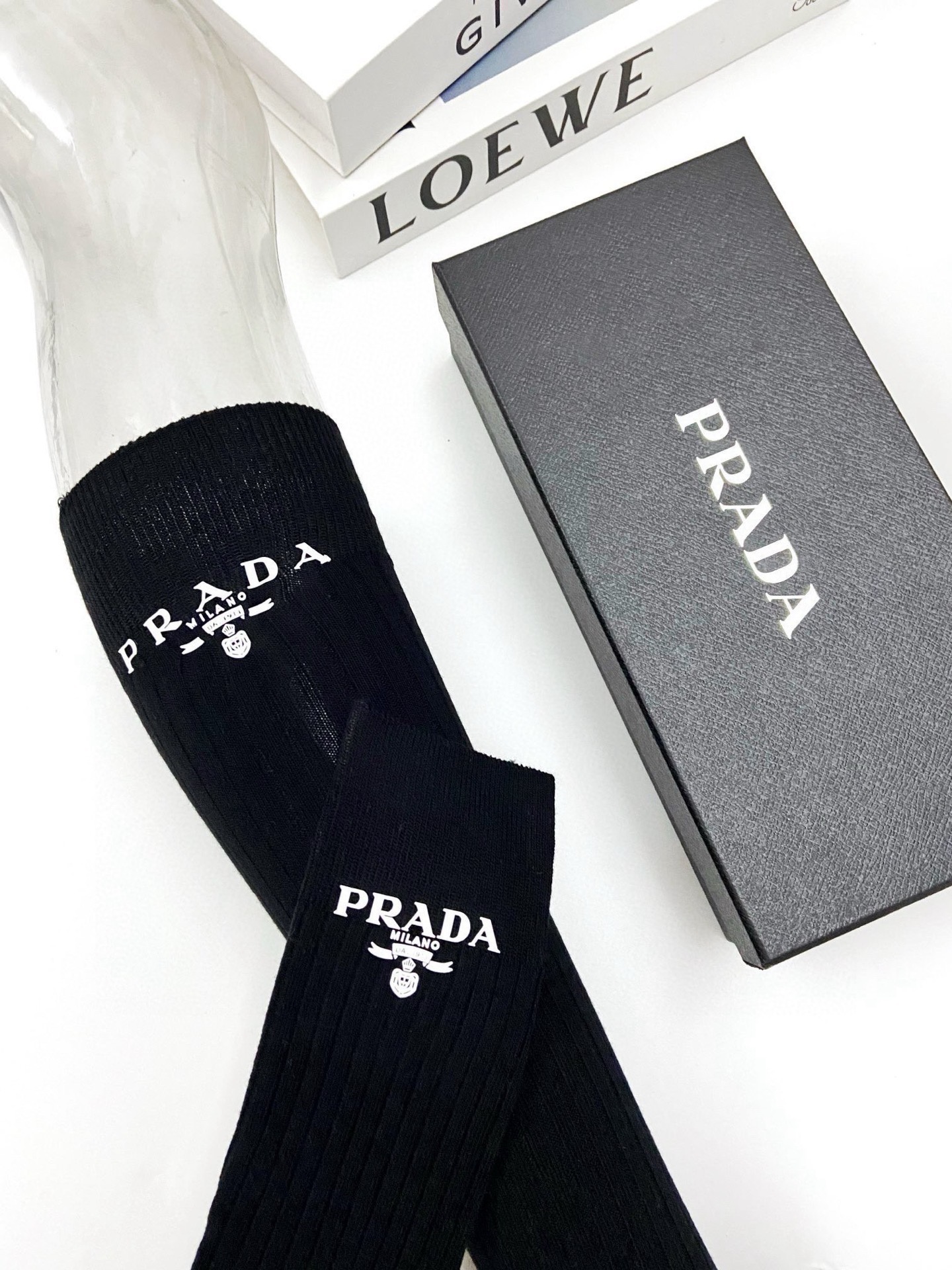  配包装
🌟【一盒一双】
🌟 Prada 普拉达 爆款经典字母 长筒袜 小腿袜。双针针织材质，超完美结合