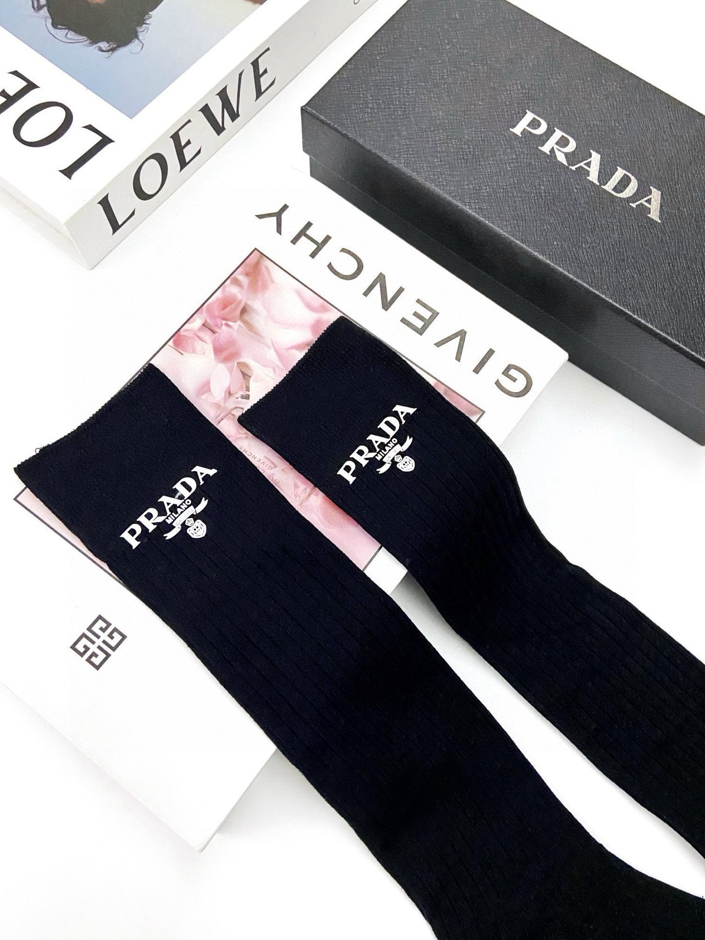  配包装
🌟【一盒一双】
🌟 Prada 普拉达 爆款经典字母 长筒袜 小腿袜。双针针织材质，超完美结合