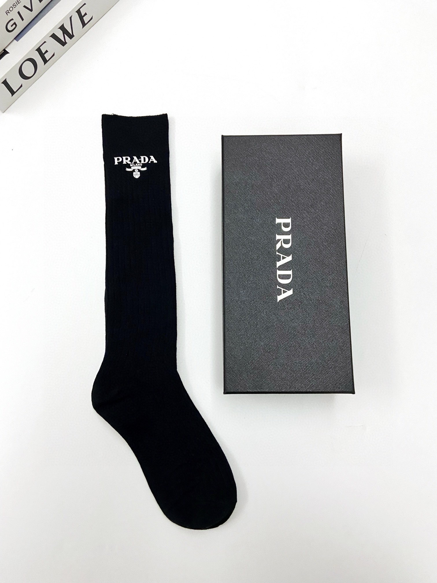  配包装
🌟【一盒一双】
🌟 Prada 普拉达 爆款经典字母 长筒袜 小腿袜。双针针织材质，超完美结合