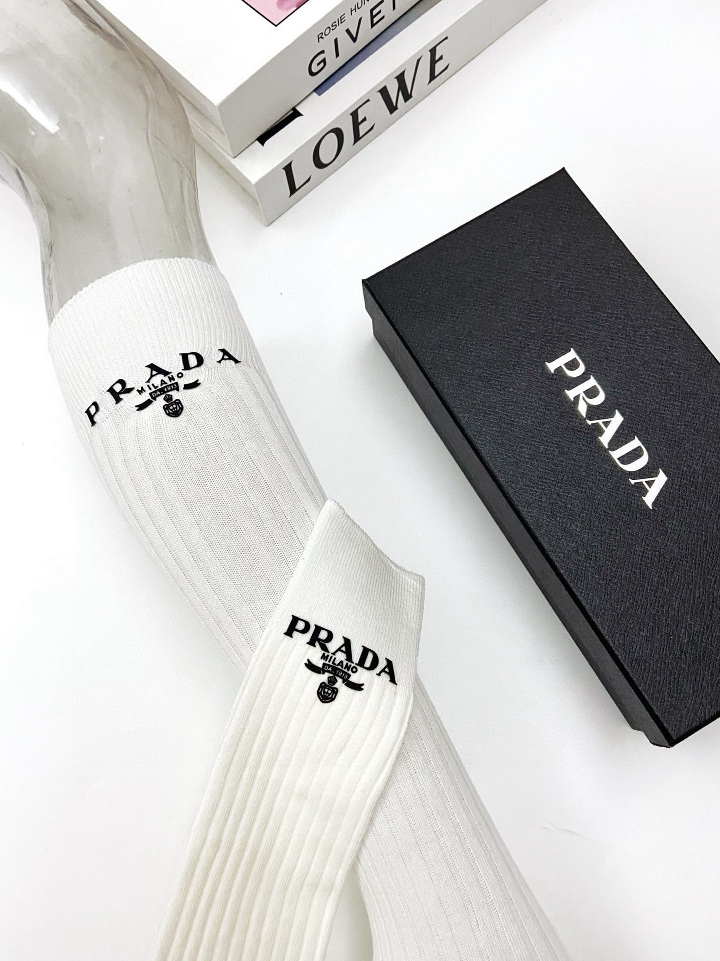  配包装
🌟【一盒一双】
🌟 Prada 普拉达 爆款经典字母 长筒袜 小腿袜。双针针织材质，超完美结合