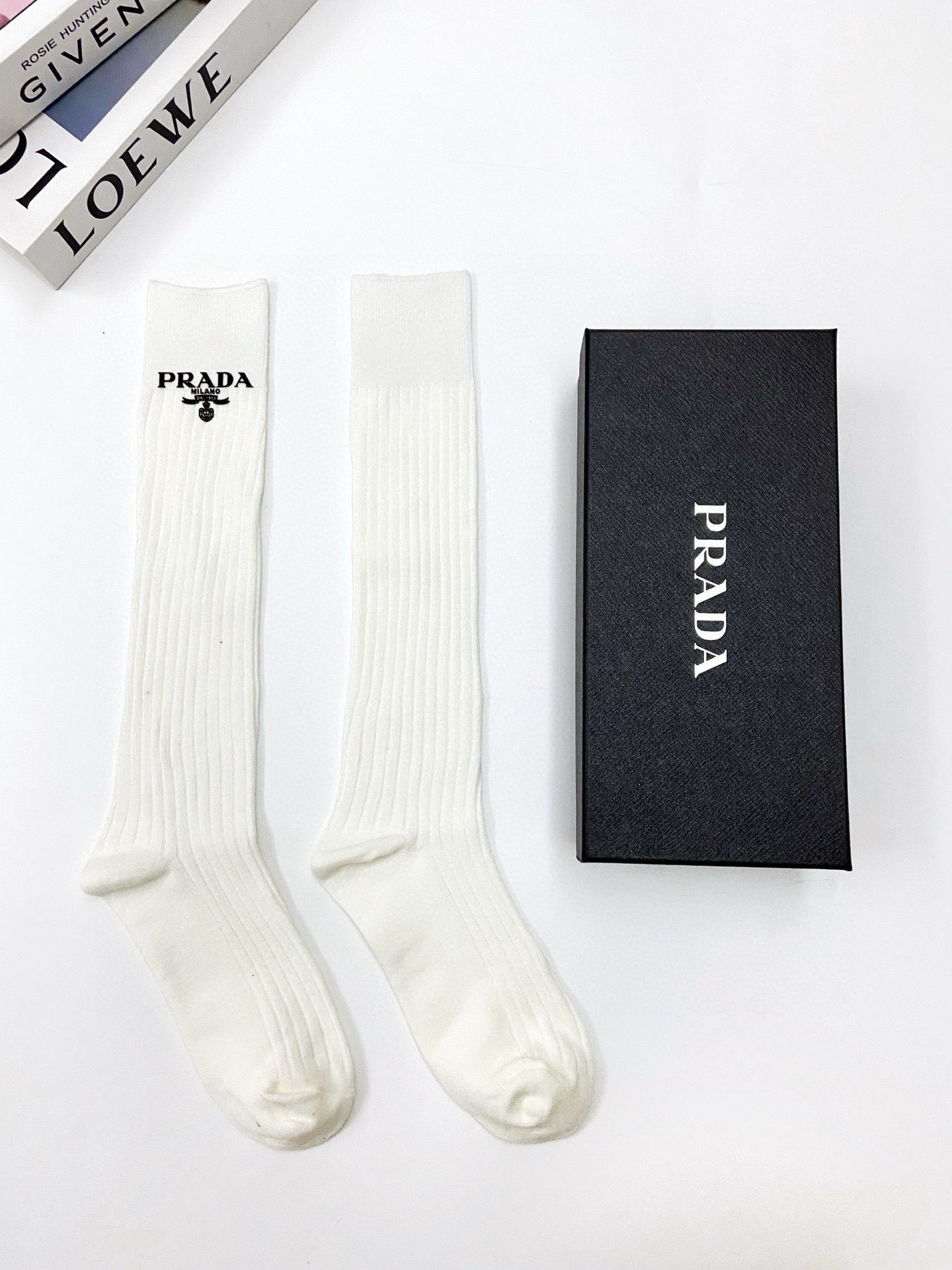  配包装
🌟【一盒一双】
🌟 Prada 普拉达 爆款经典字母 长筒袜 小腿袜。双针针织材质，超完美结合