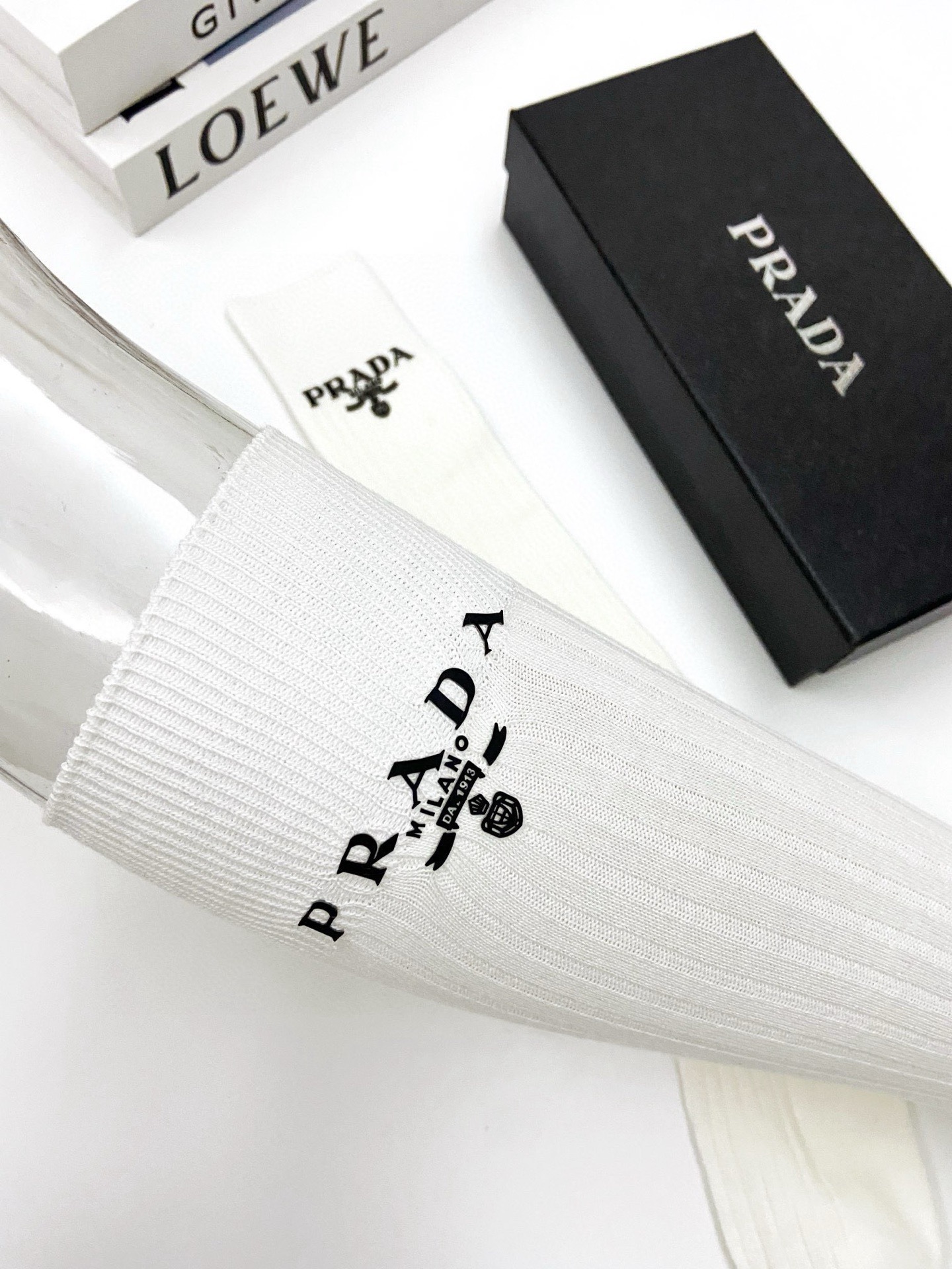  配包装
🌟【一盒一双】
🌟 Prada 普拉达 爆款经典字母 长筒袜 小腿袜。双针针织材质，超完美结合