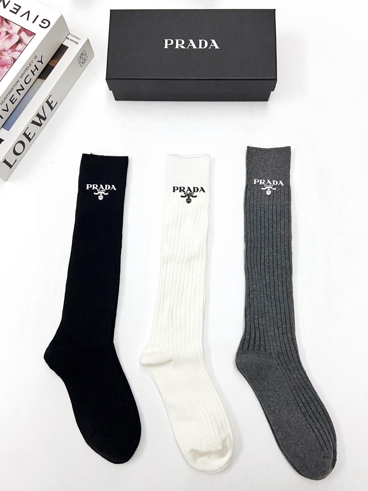  配包装
🌟【一盒一双】
🌟 Prada 普拉达 爆款经典字母 长筒袜 小腿袜。双针针织材质，超完美结合