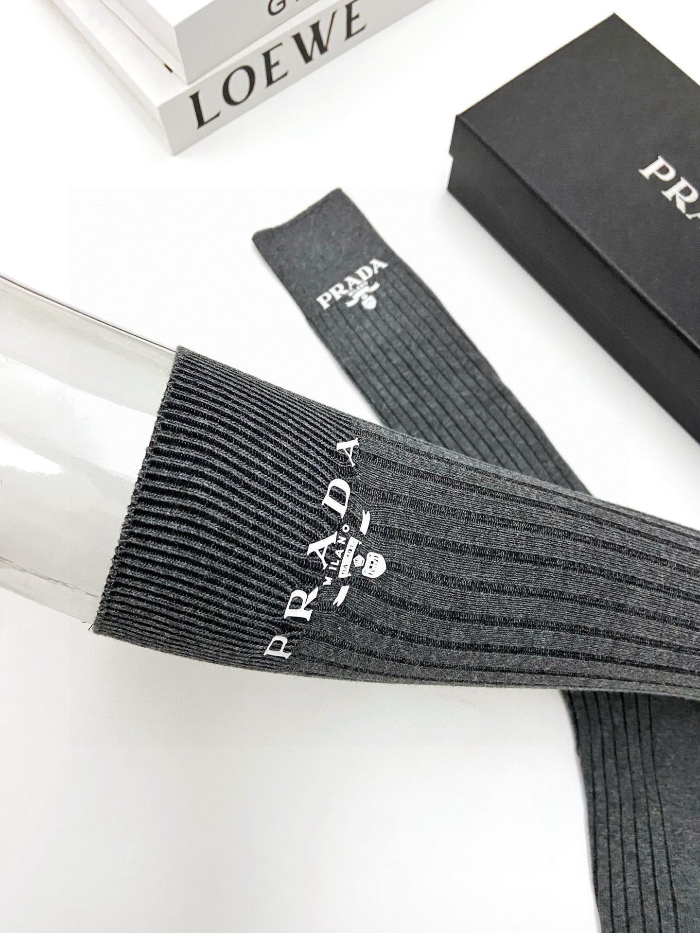  配包装
🌟【一盒一双】
🌟 Prada 普拉达 爆款经典字母 长筒袜 小腿袜。双针针织材质，超完美结合