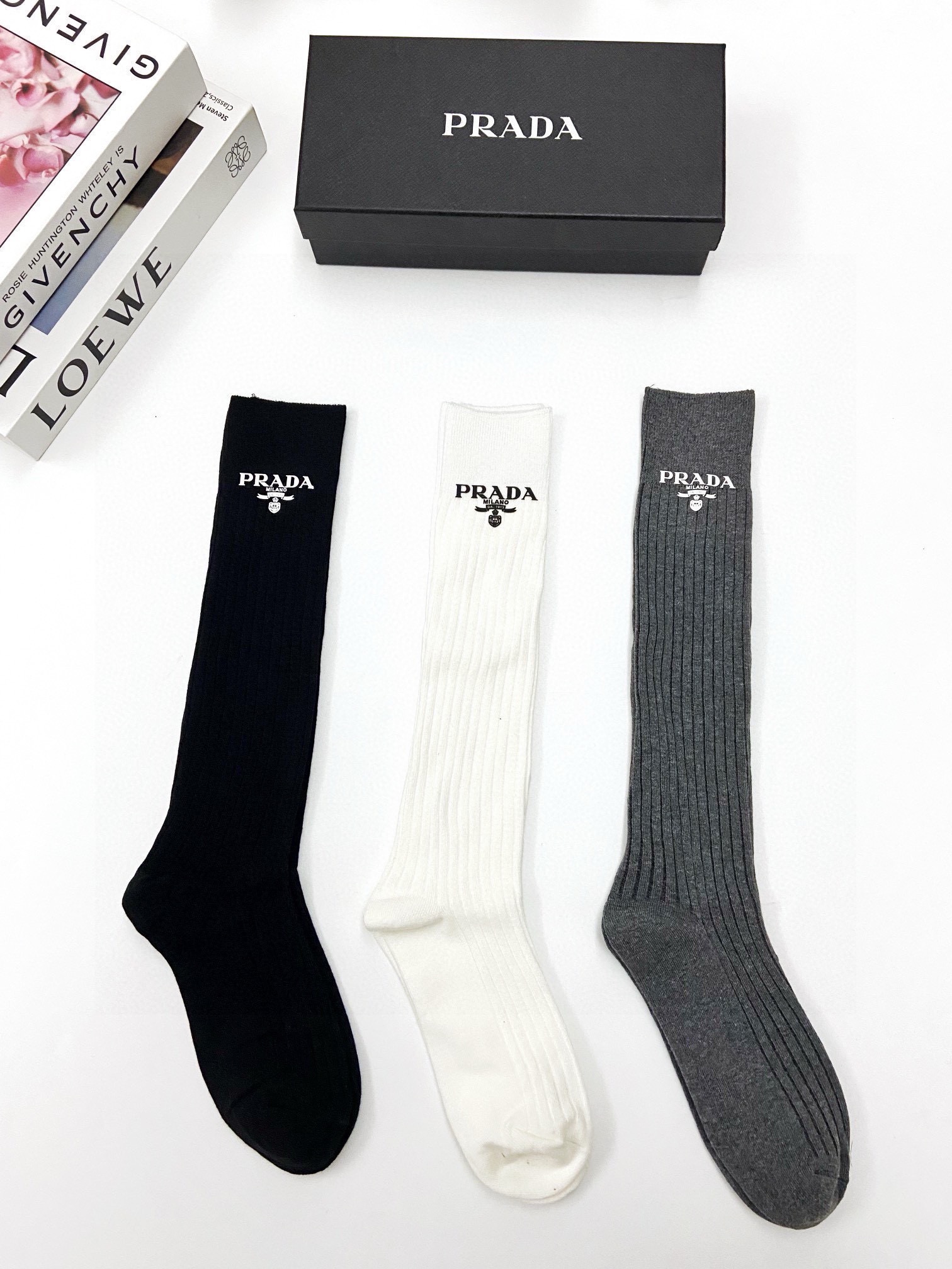  配包装
🌟【一盒一双】
🌟 Prada 普拉达 爆款经典字母 长筒袜 小腿袜。双针针织材质，超完美结合