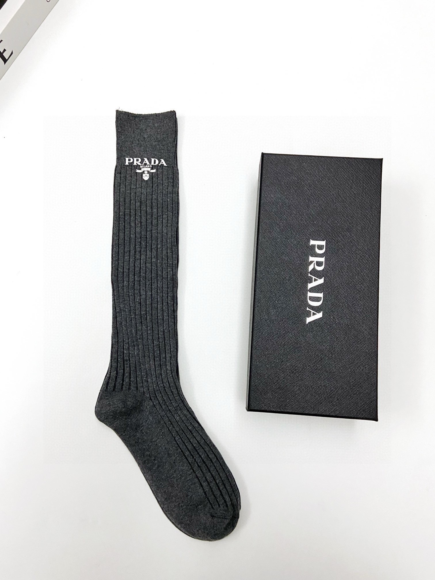  配包装
🌟【一盒一双】
🌟 Prada 普拉达 爆款经典字母 长筒袜 小腿袜。双针针织材质，超完美结合