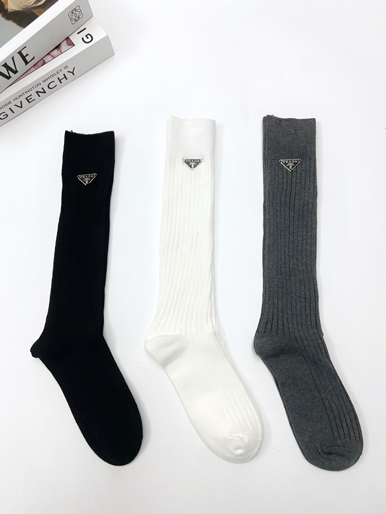  配包装
🌟【一盒一双】
🌟 Prada 普拉达 爆款经典三角标 字母 长筒袜 小腿袜。双针针织材质，超