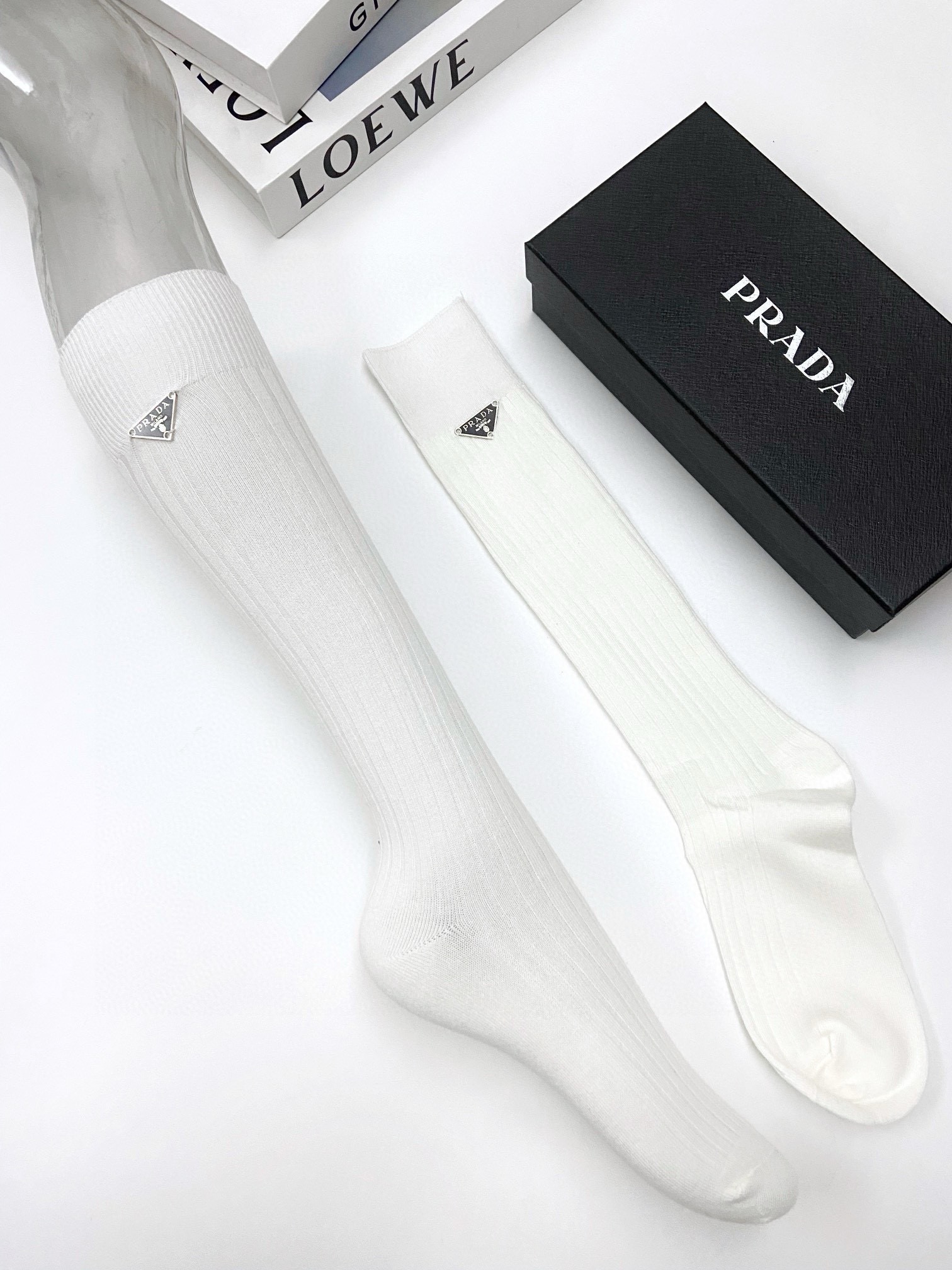  配包装
🌟【一盒一双】
🌟 Prada 普拉达 爆款经典三角标 字母 长筒袜 小腿袜。双针针织材质，超