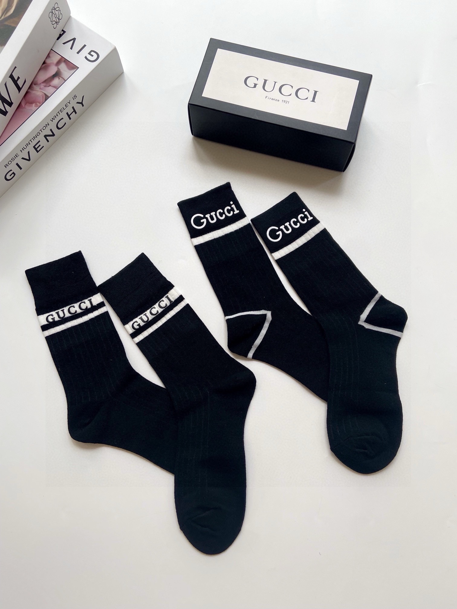    配包装
🌟【一盒2双】
🌟Gucci 古琦  经典字母logo纯棉中筒袜  小腿袜
🌟ins爆款！