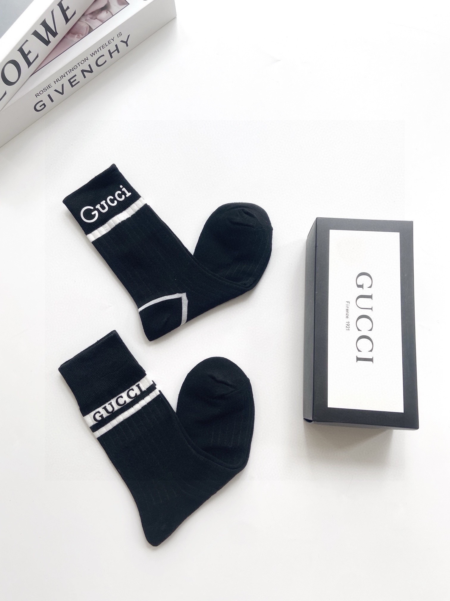    配包装
🌟【一盒2双】
🌟Gucci 古琦  经典字母logo纯棉中筒袜  小腿袜
🌟ins爆款！