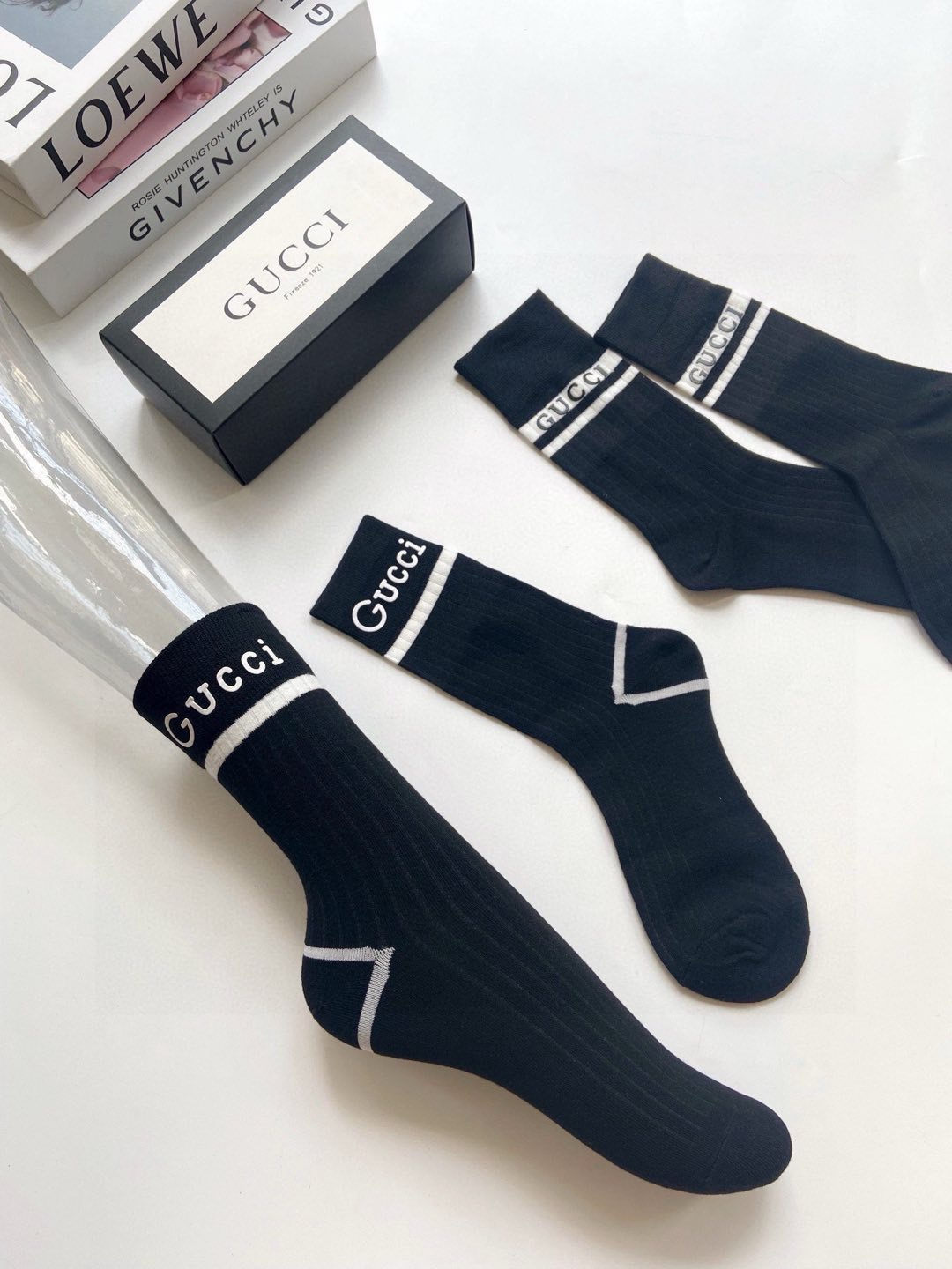    配包装
🌟【一盒2双】
🌟Gucci 古琦  经典字母logo纯棉中筒袜  小腿袜
🌟ins爆款！