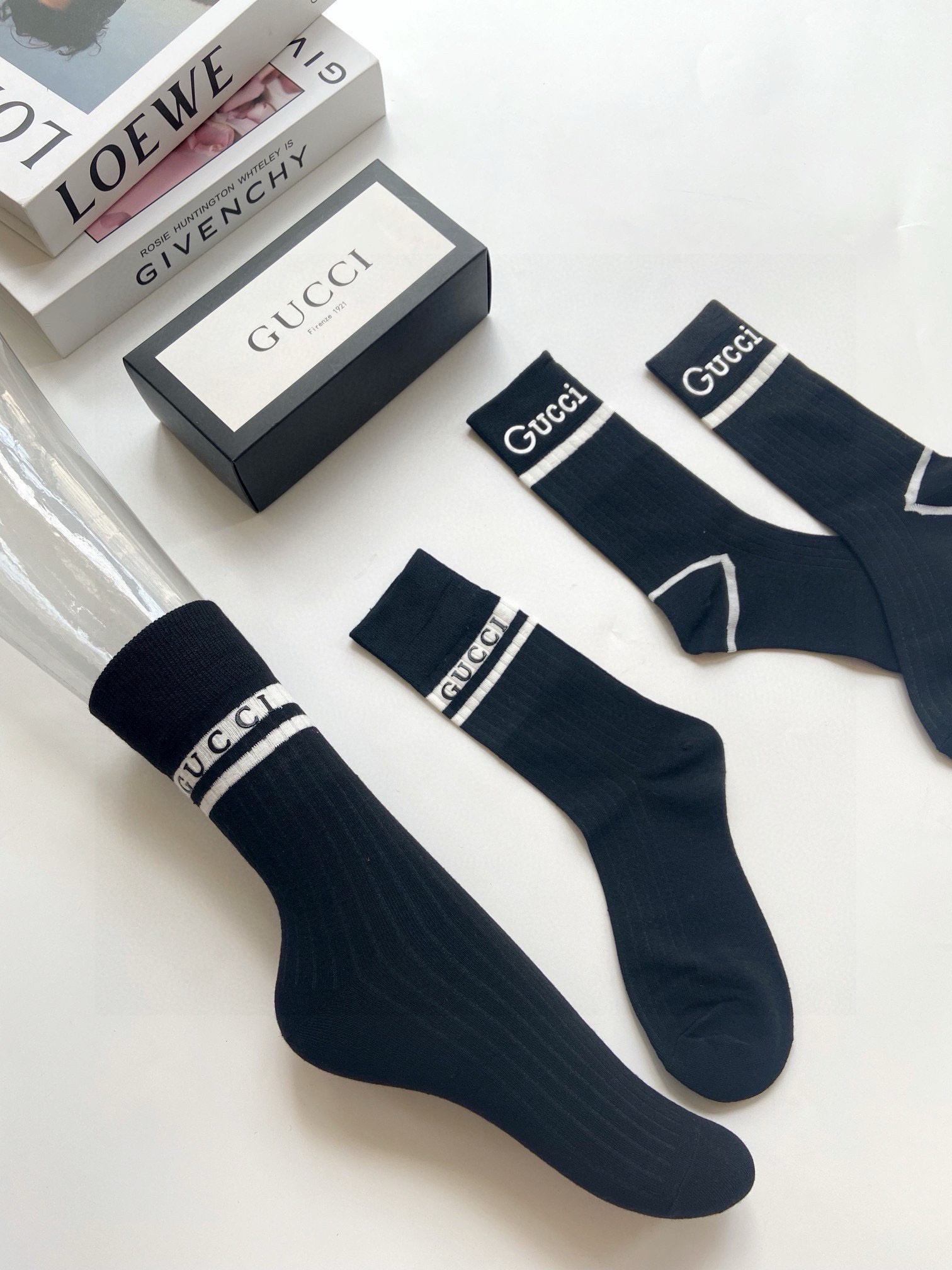    配包装
🌟【一盒2双】
🌟Gucci 古琦  经典字母logo纯棉中筒袜  小腿袜
🌟ins爆款！