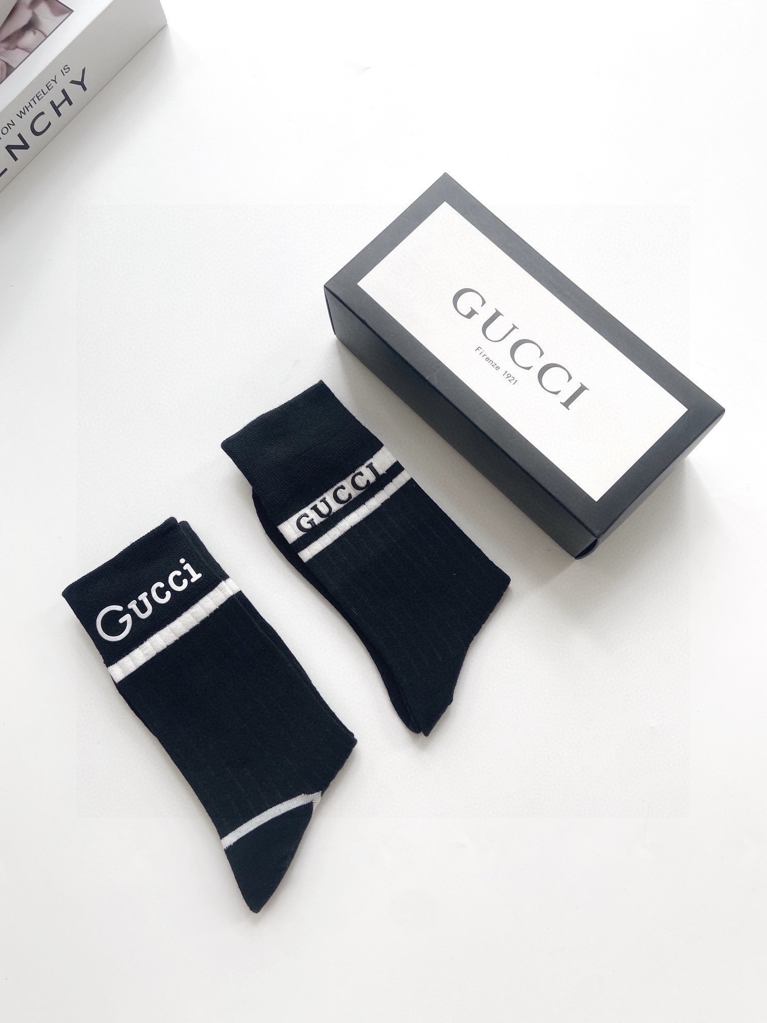   配包装
🌟【一盒2双】
🌟Gucci 古琦  经典字母logo纯棉中筒袜  小腿袜
🌟ins爆款！
