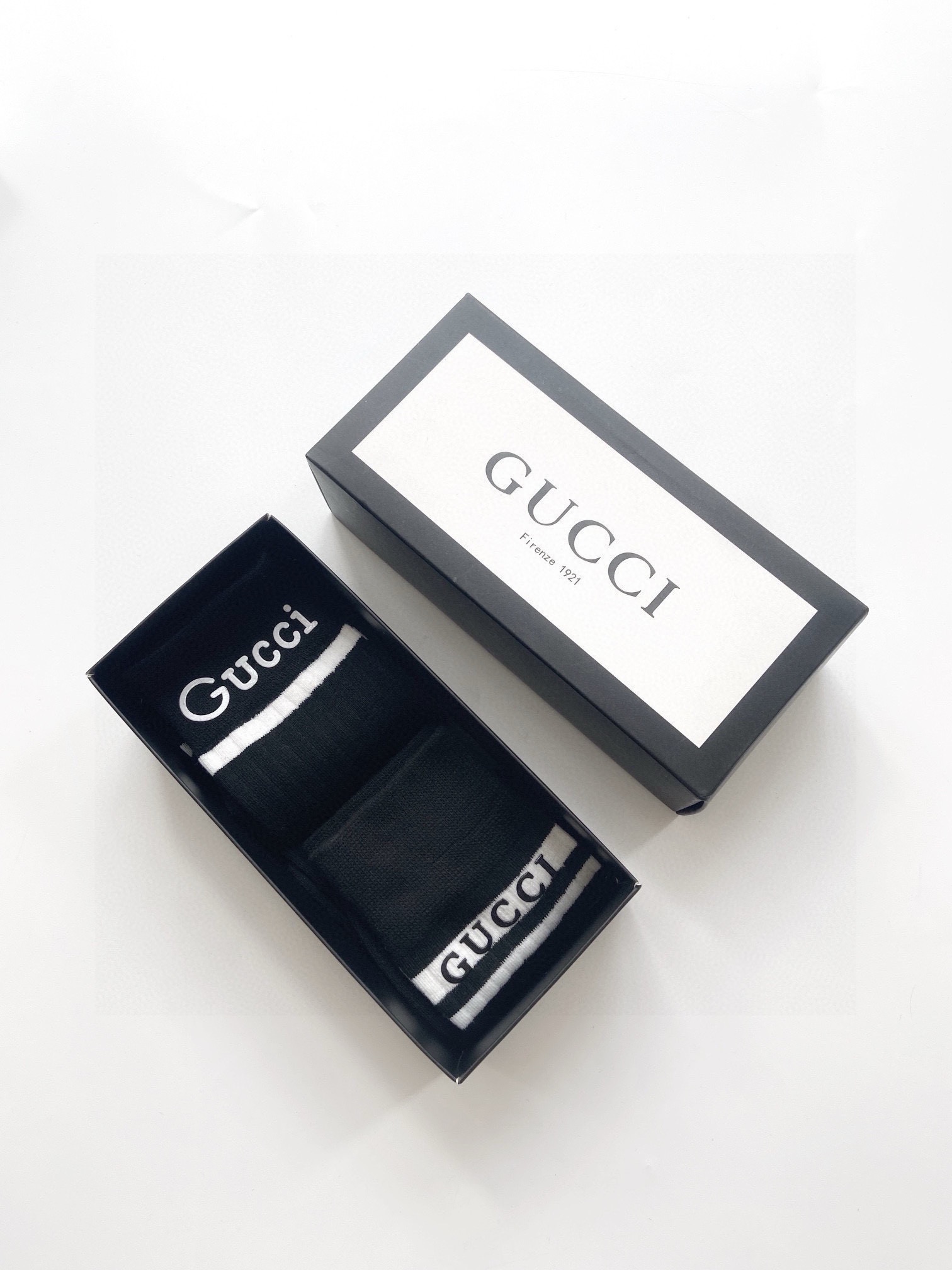    配包装
🌟【一盒2双】
🌟Gucci 古琦  经典字母logo纯棉中筒袜  小腿袜
🌟ins爆款！