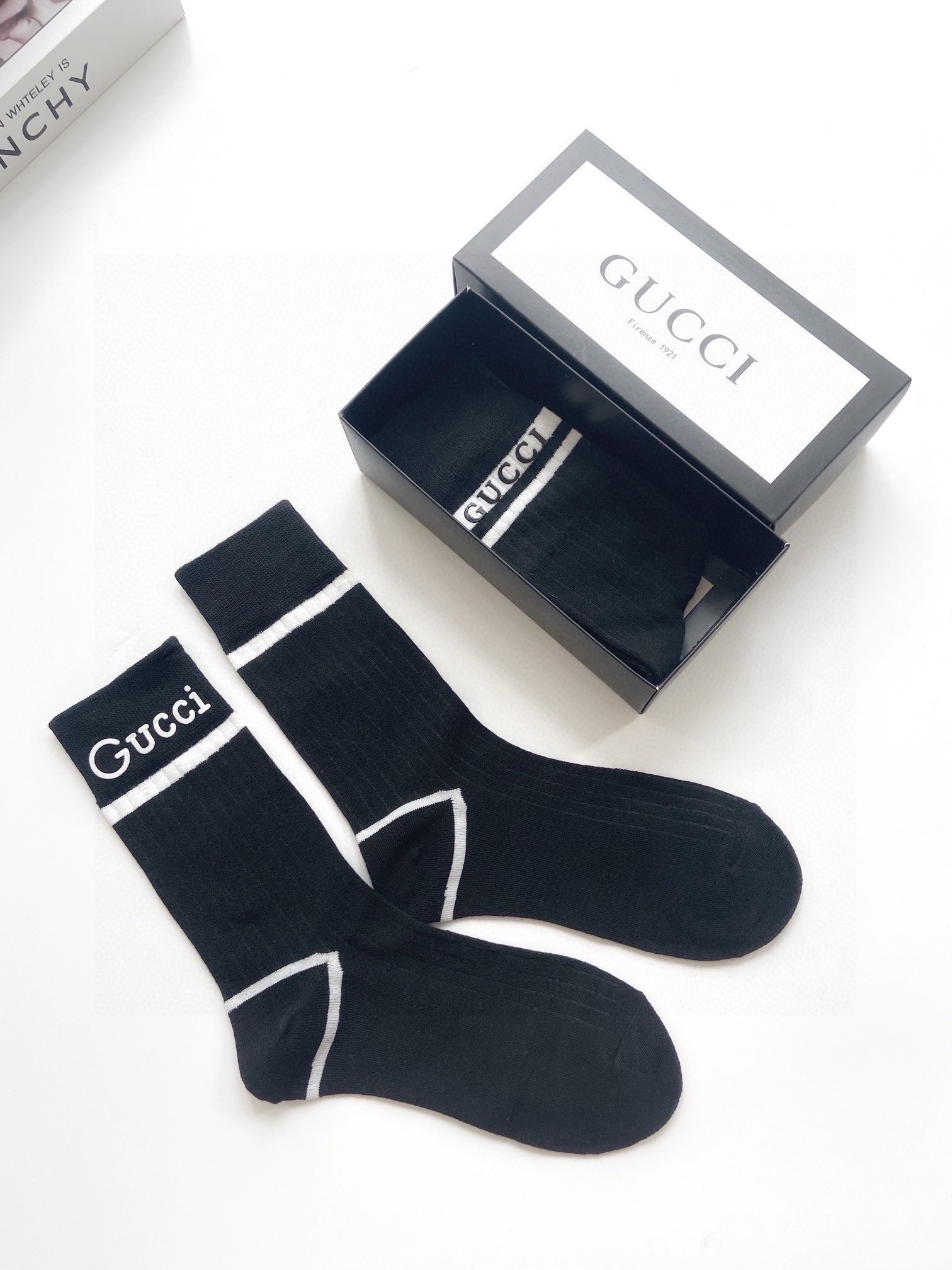    配包装
🌟【一盒2双】
🌟Gucci 古琦  经典字母logo纯棉中筒袜  小腿袜
🌟ins爆款！