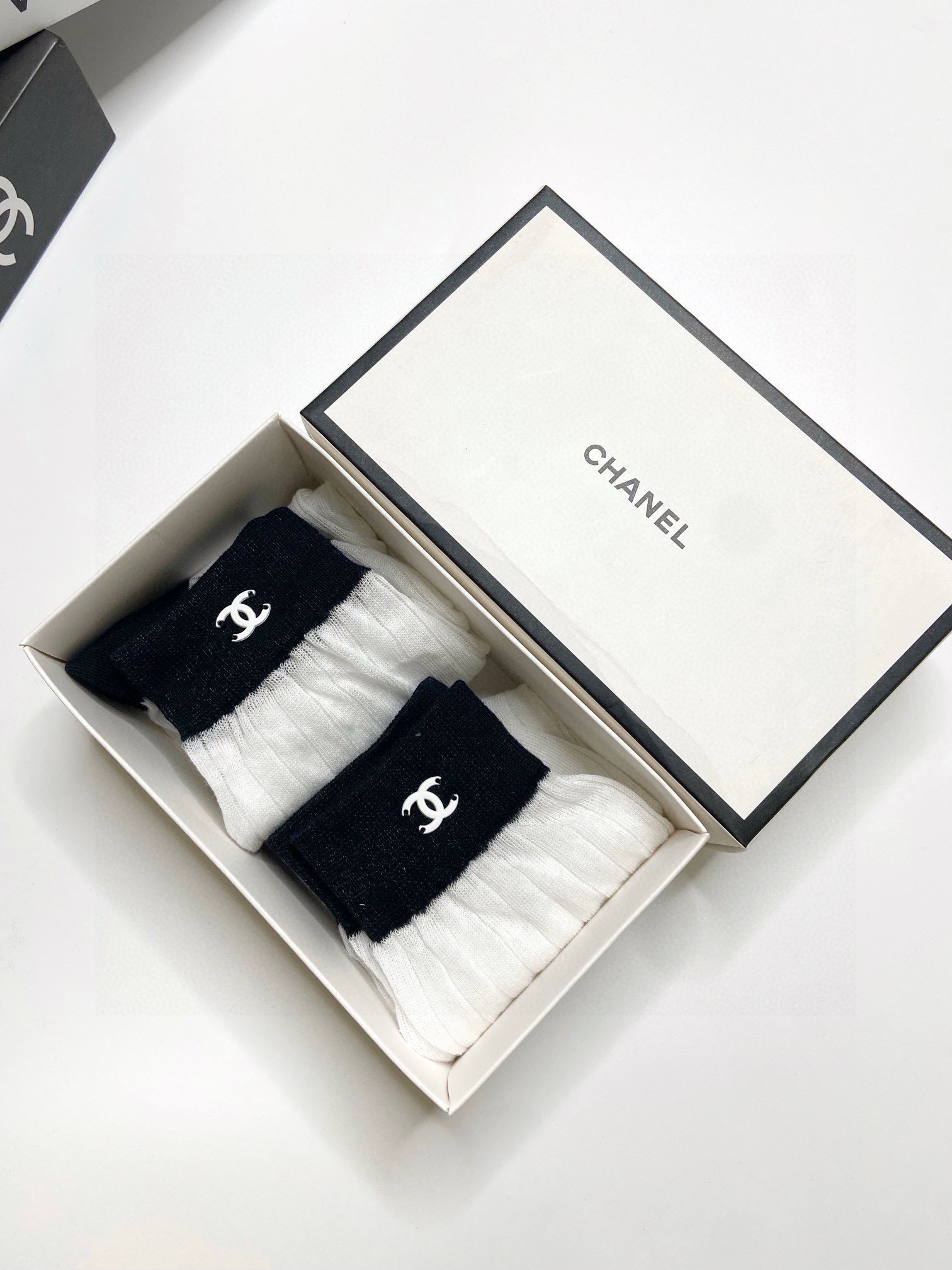  配包装
🌟【一盒2 双】
🌟Chanel 香奈儿 经典双C 字母logo纯棉中筒袜  
🌟重工装饰个性