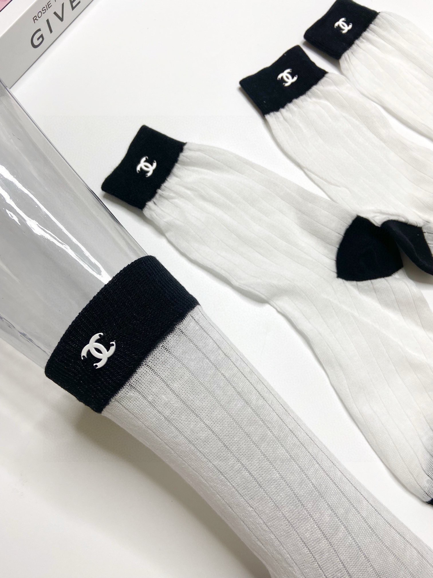  配包装
🌟【一盒2 双】
🌟Chanel 香奈儿 经典双C 字母logo纯棉中筒袜  
🌟重工装饰个性