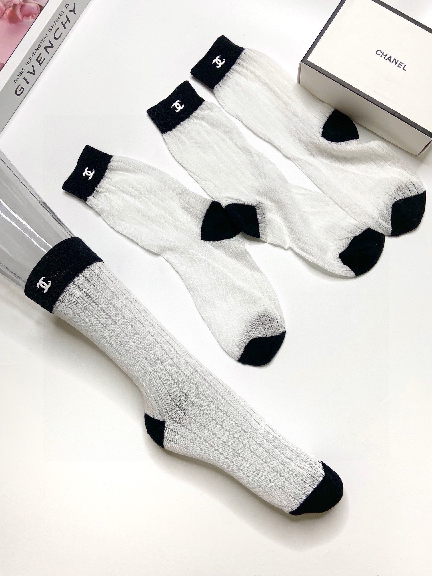  配包装
🌟【一盒2 双】
🌟Chanel 香奈儿 经典双C 字母logo纯棉中筒袜  
🌟重工装饰个性