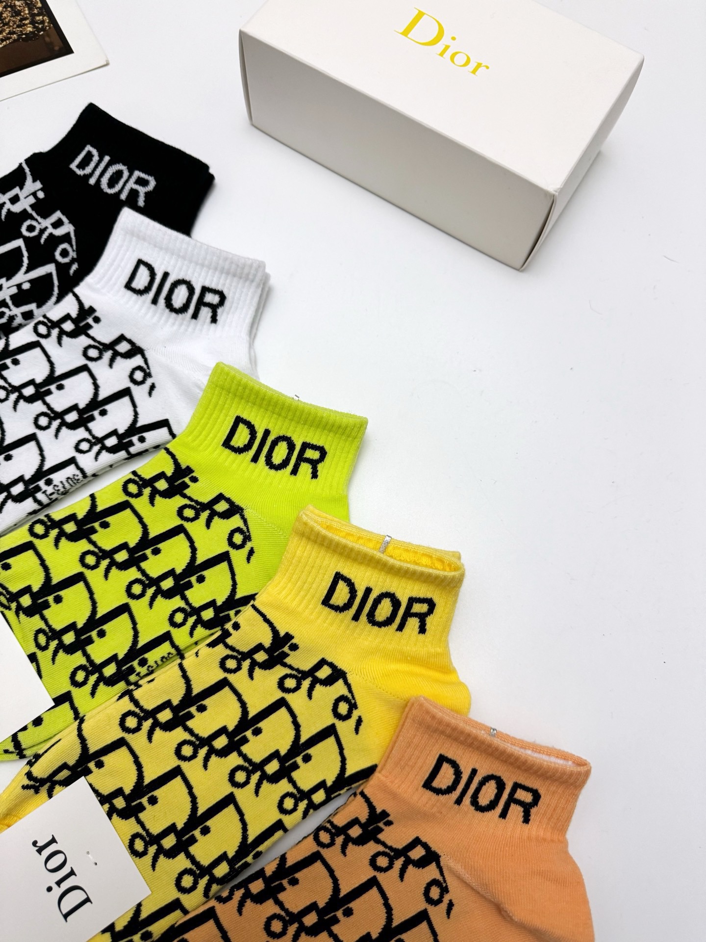  配包装
🌟【一盒5 双】
 🌟Dior 迪奥 经典字母logo 纯棉短袜   ，ins超火爆短袜，纯棉
