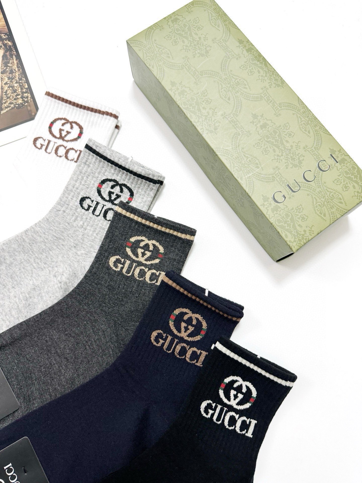  配包装
🌟【一盒5 双】
 🌟Gucci 古琦 经典字母logo 双G 短筒袜   ，ins超火爆短袜