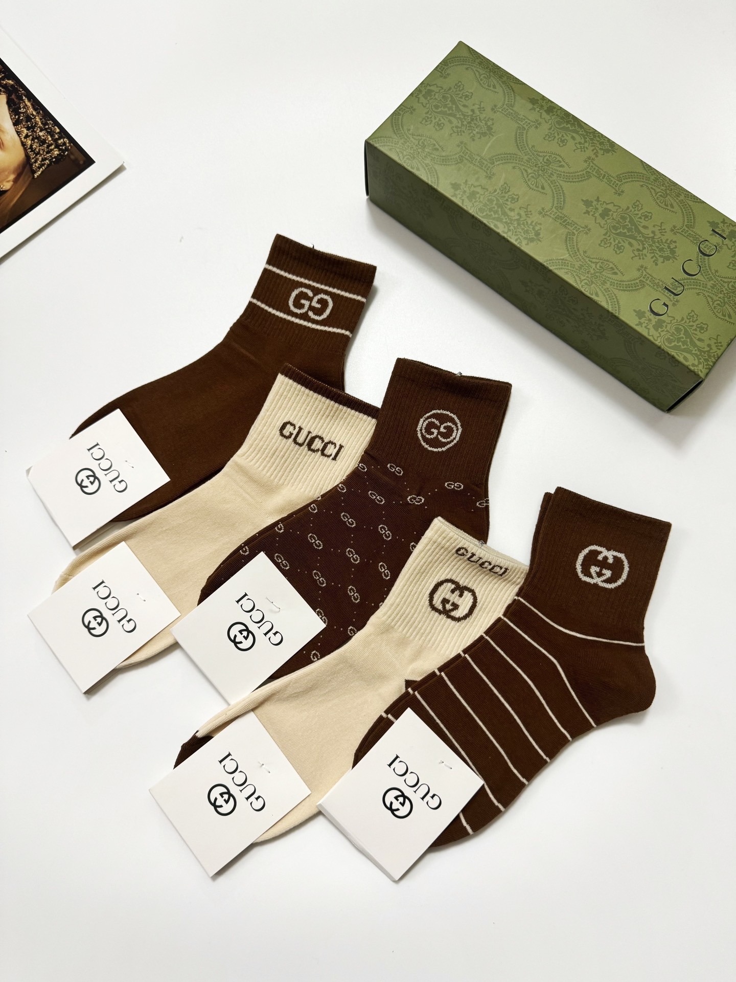  配包装
🌟【一盒5 双】
 🌟Gucci 古琦 经典字母logo 纯棉中筒袜   ，ins超火爆短袜，