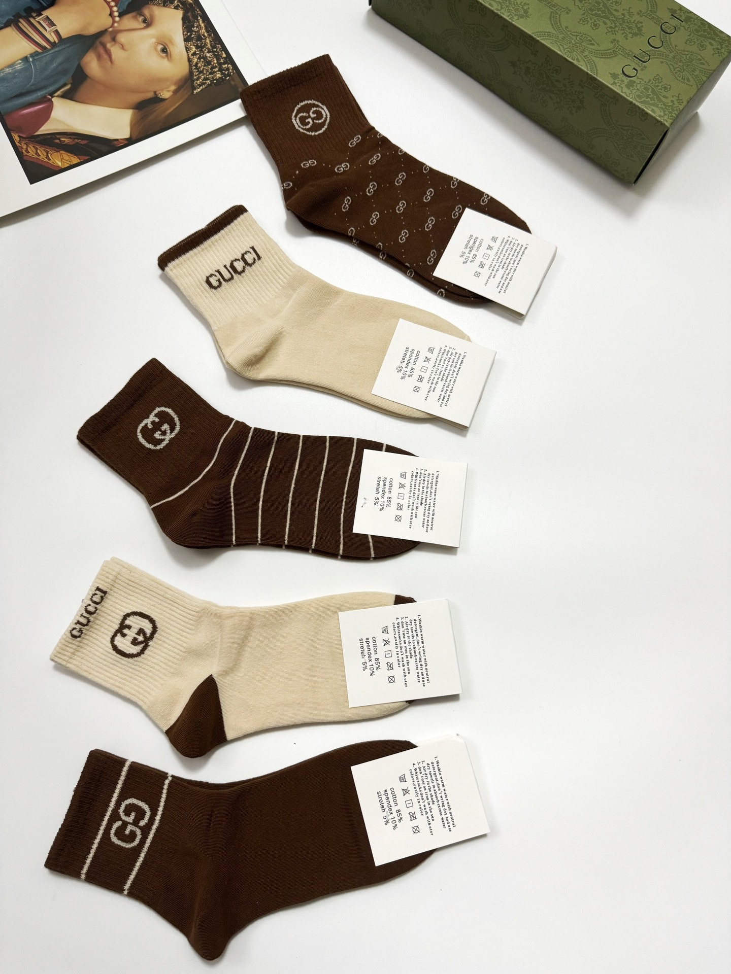  配包装
🌟【一盒5 双】
 🌟Gucci 古琦 经典字母logo 纯棉中筒袜   ，ins超火爆短袜，
