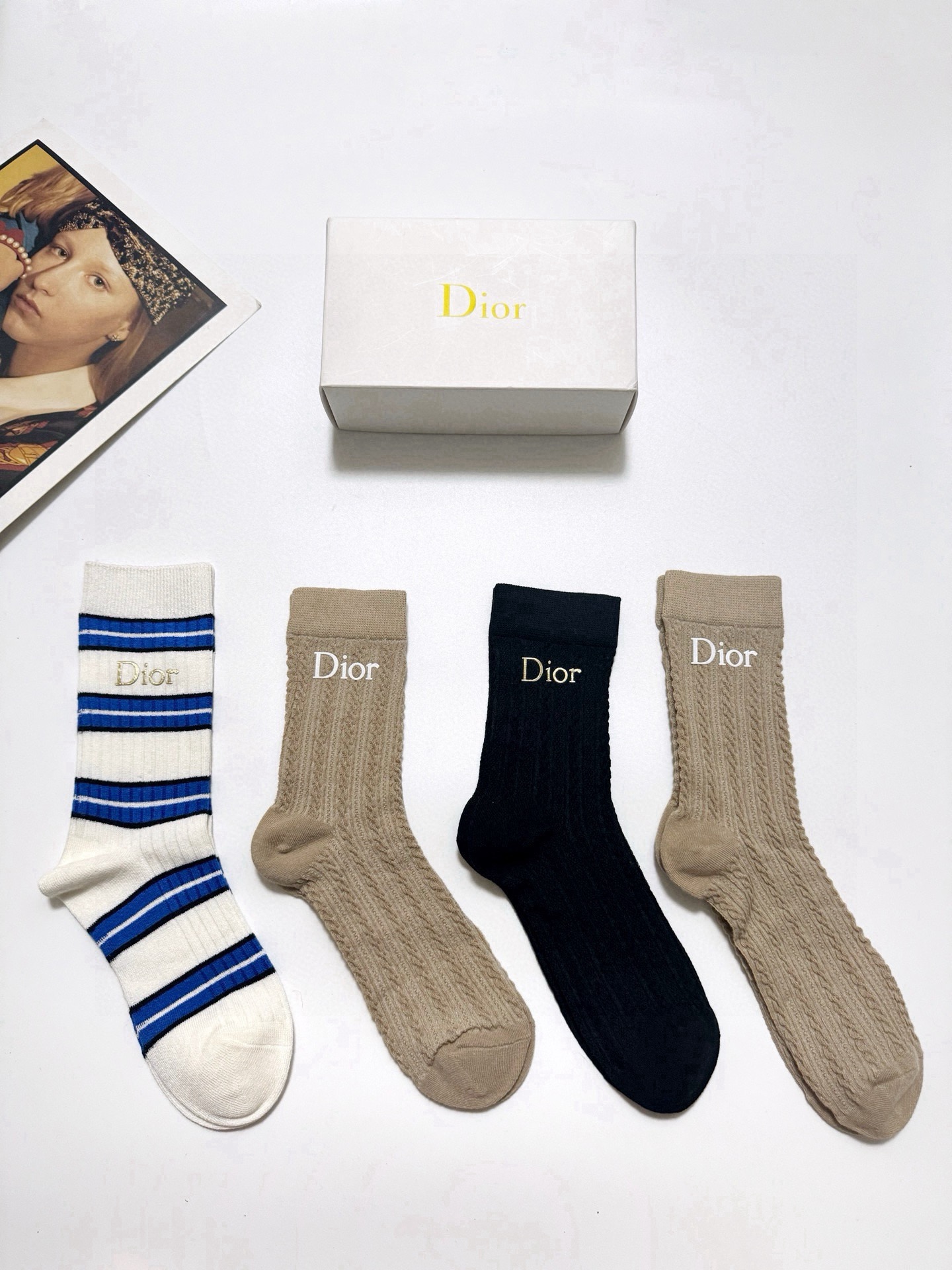  配包装
🌟【一盒4双】
🌟Dior 迪奥 经典字母 logo 纯棉 中筒袜  ！超级软糯亲肤！
🌟in