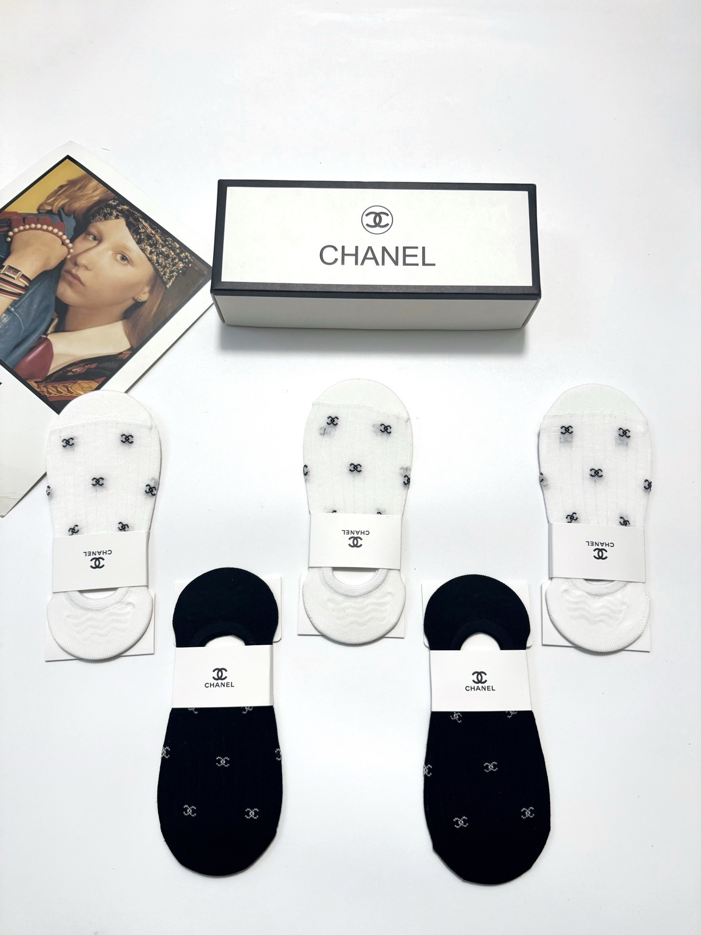  配包装
🌟【一盒5双】
 🌟Chanel 香奈儿 经典字母logo 纯棉船袜   ，ins超火爆空调袜