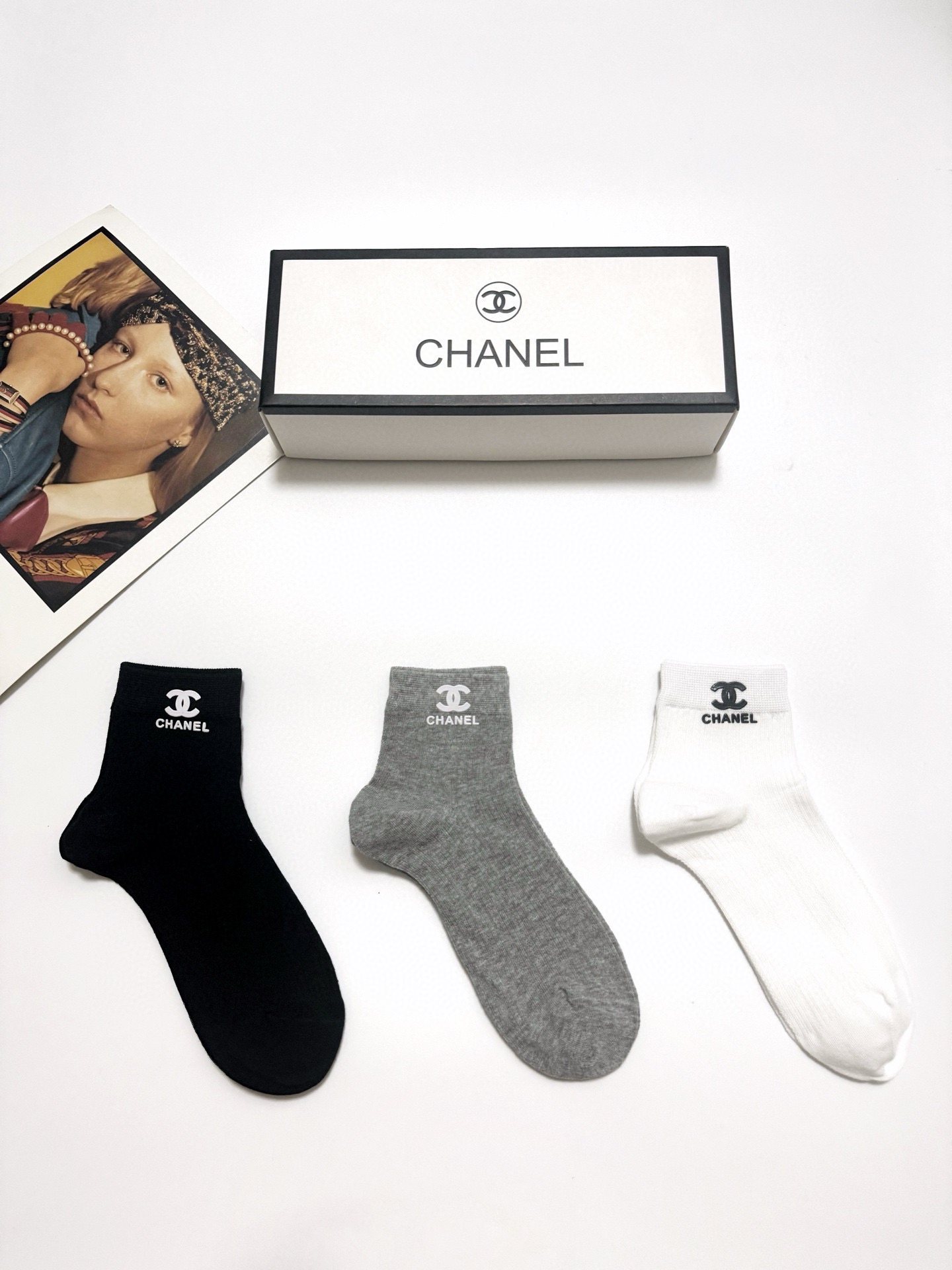  配包装
🌟【一盒3双】
 🌟Chanel 香奈儿 经典字母logo 纯棉船袜   ，ins超火爆空调袜