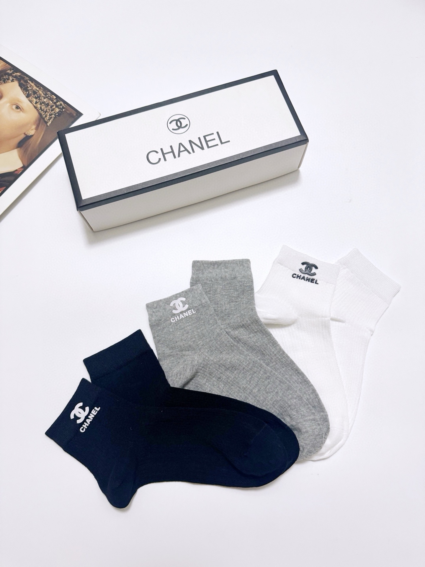  配包装
🌟【一盒3双】
 🌟Chanel 香奈儿 经典字母logo 纯棉船袜   ，ins超火爆空调袜