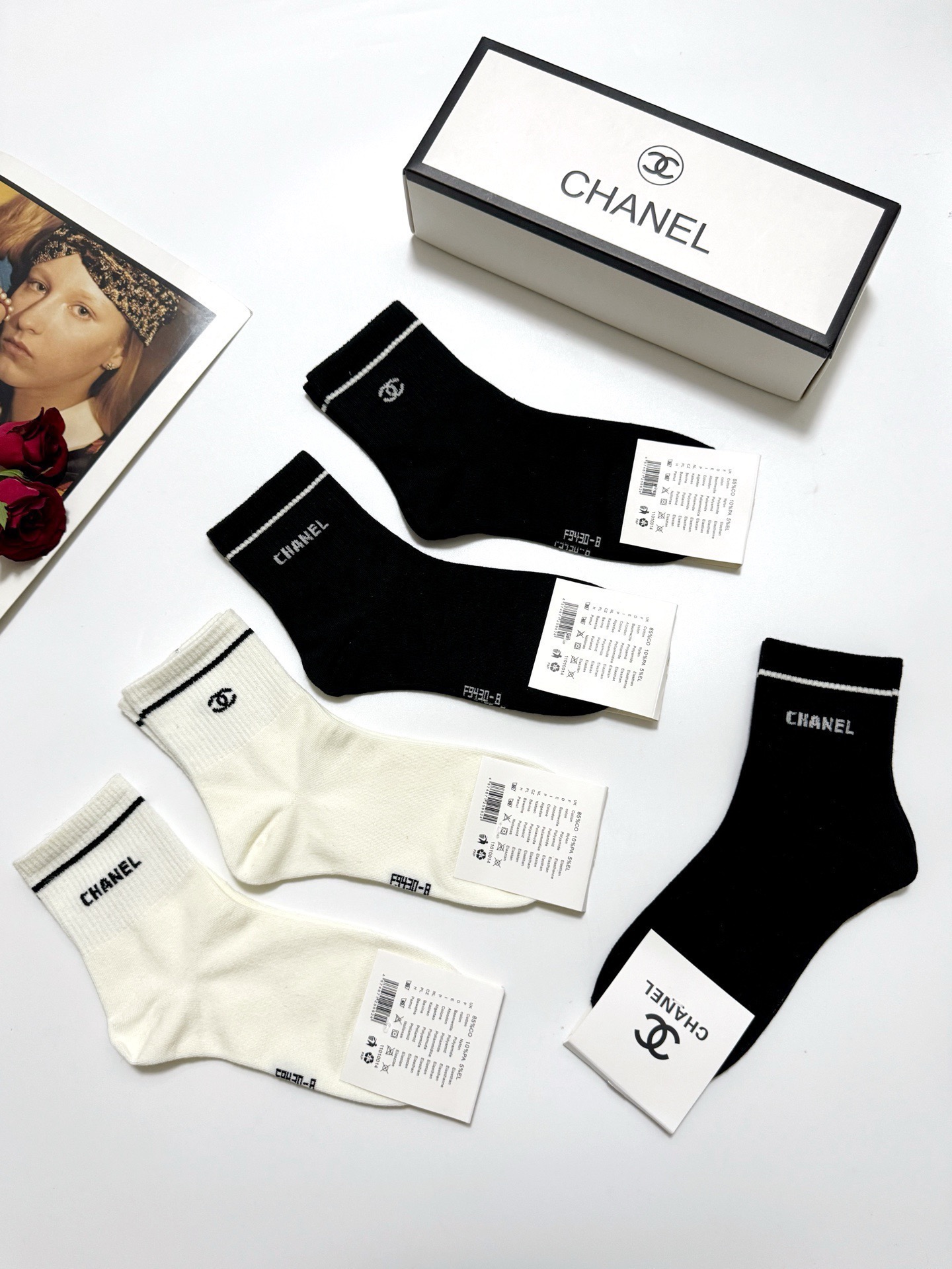 配包装
🌟【一盒5 双】
 🌟Chanel 香奈儿 经典字母logo 纯棉短袜   ，ins超火爆短筒