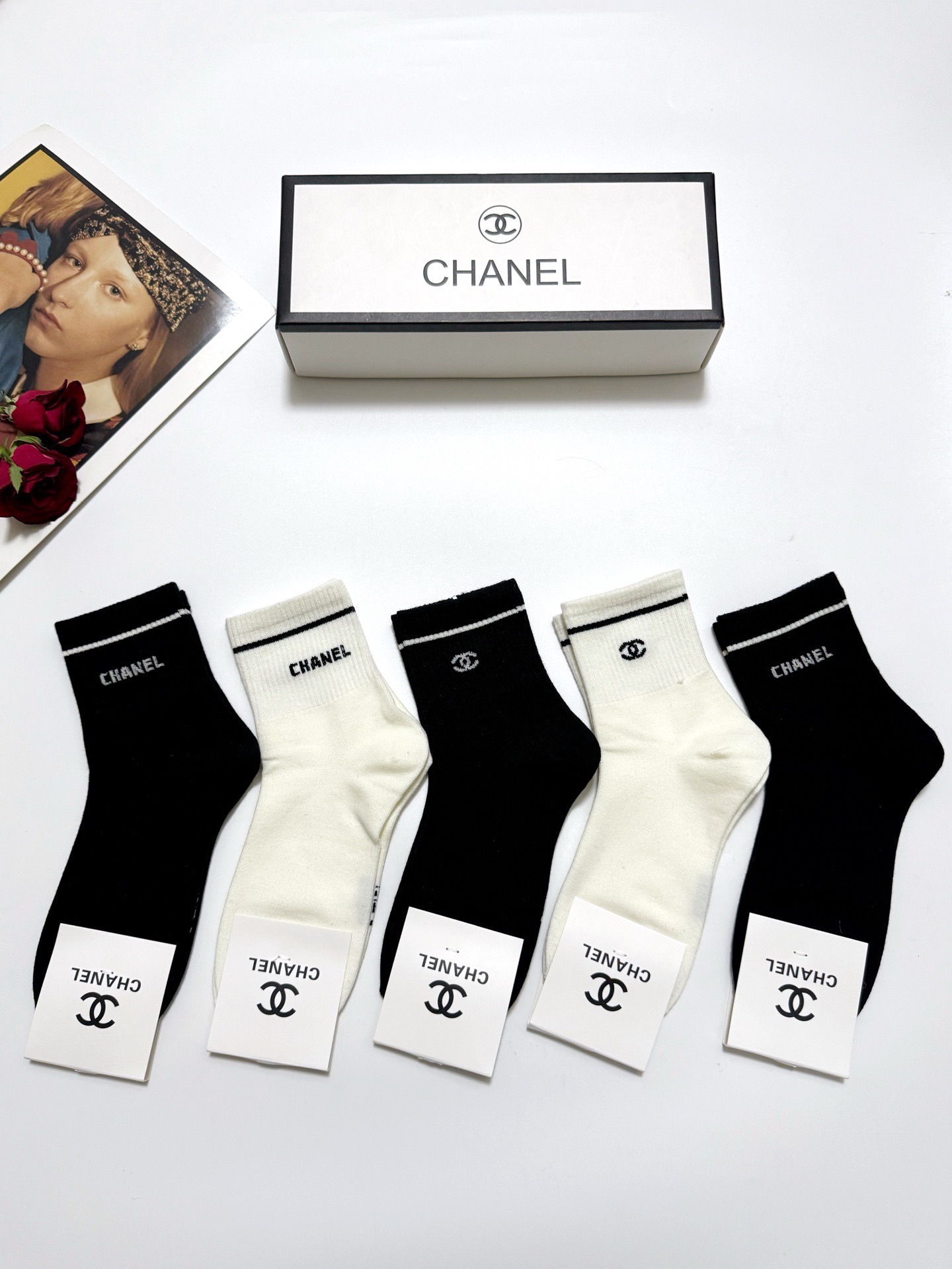  配包装
🌟【一盒5 双】
 🌟Chanel 香奈儿 经典字母logo 纯棉短袜   ，ins超火爆短筒