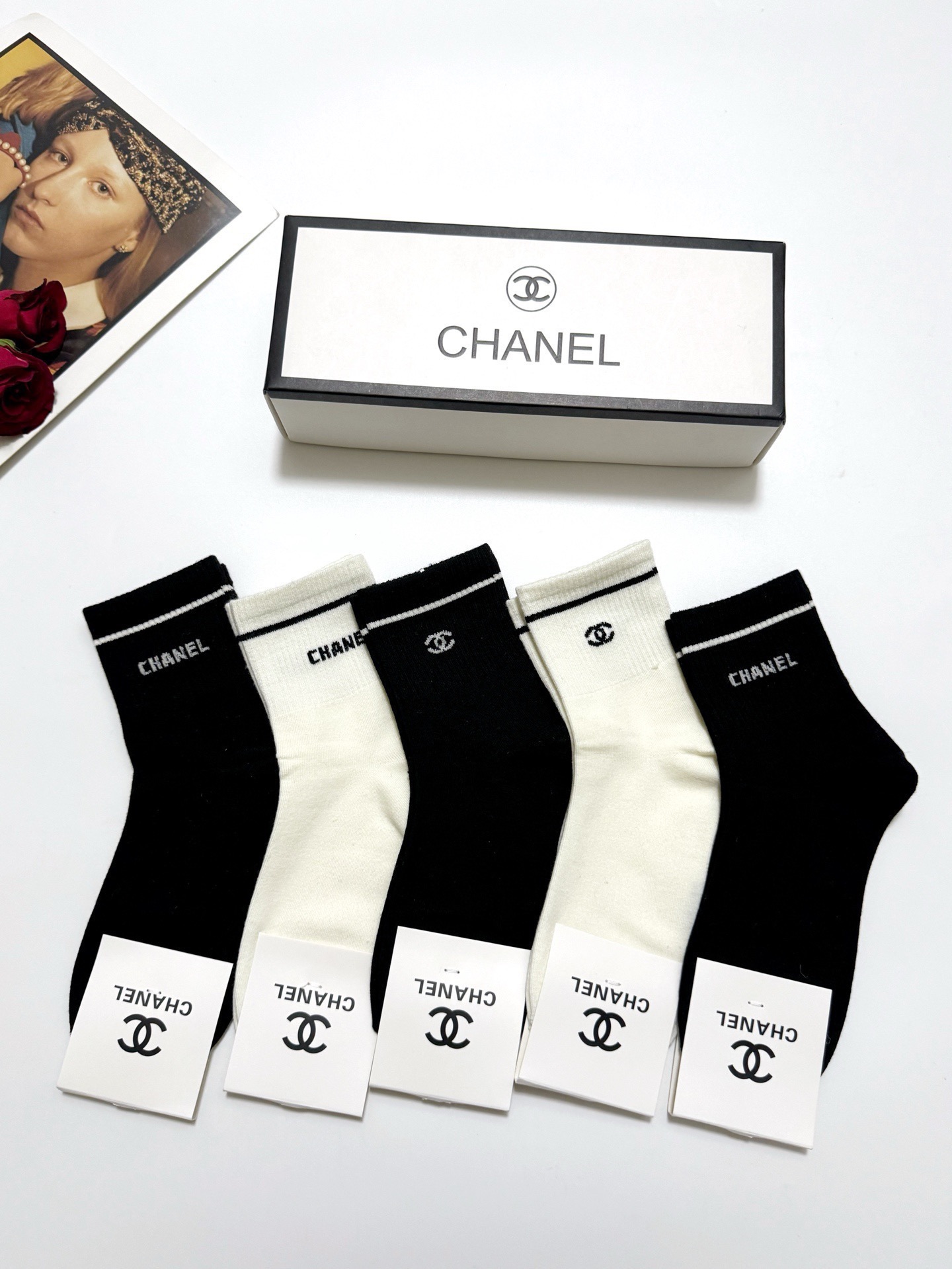  配包装
🌟【一盒5 双】
 🌟Chanel 香奈儿 经典字母logo 纯棉短袜   ，ins超火爆短筒